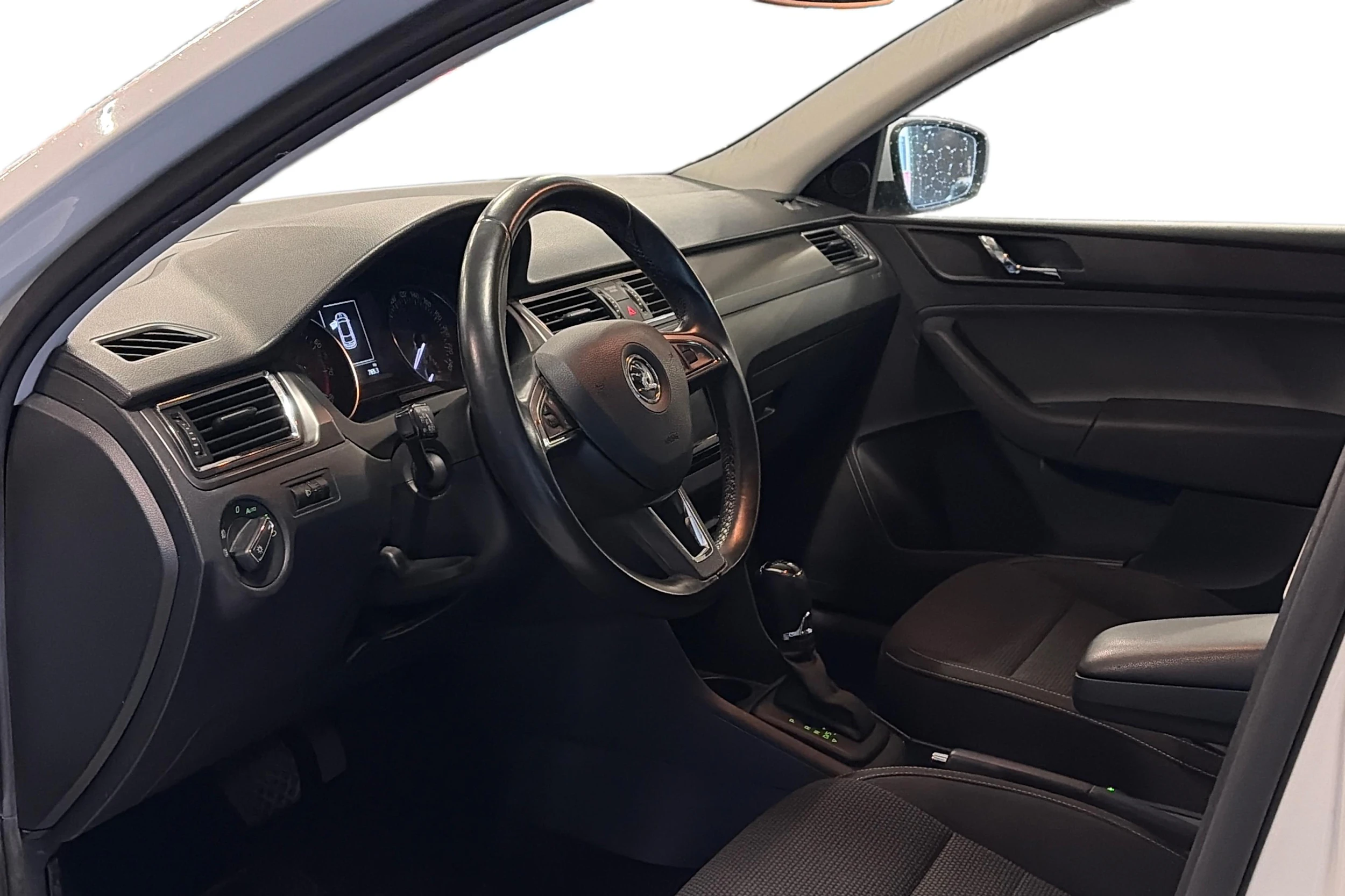 valkoinen Skoda Rapid 2016 kuva 3.