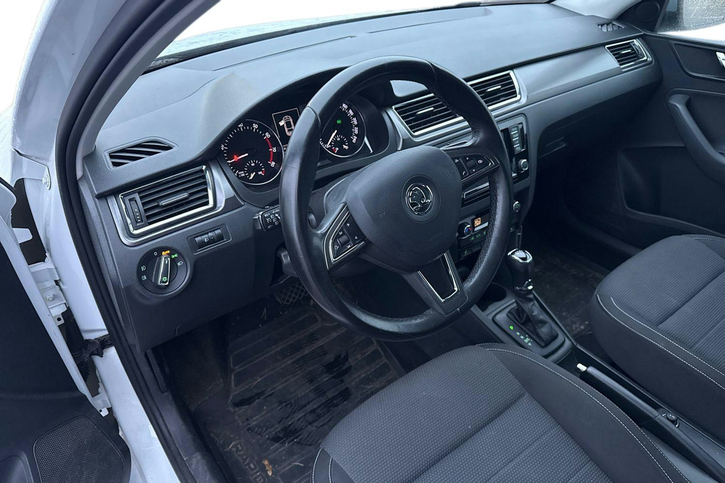 Valkoinen Skoda RAPID 2016 kuva 3.