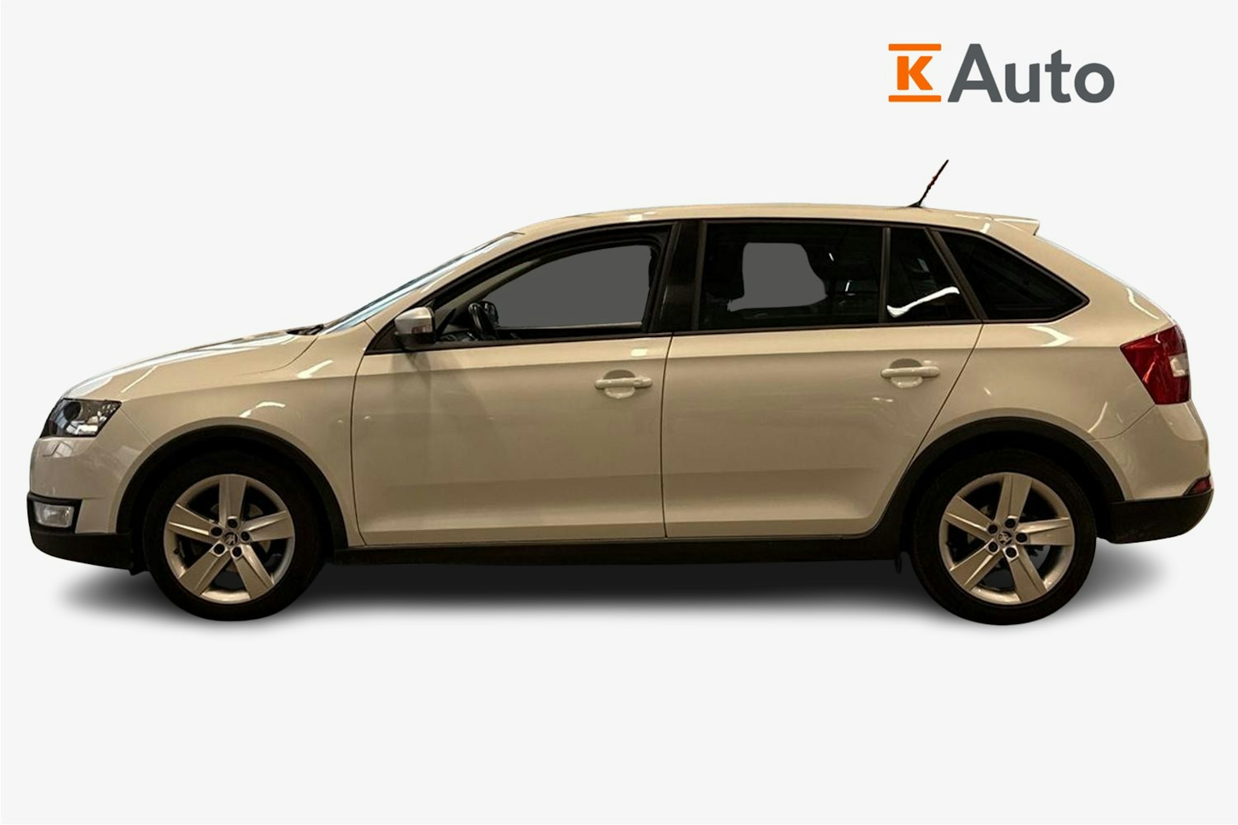Valkoinen Skoda RAPID 2016 kuva 6.