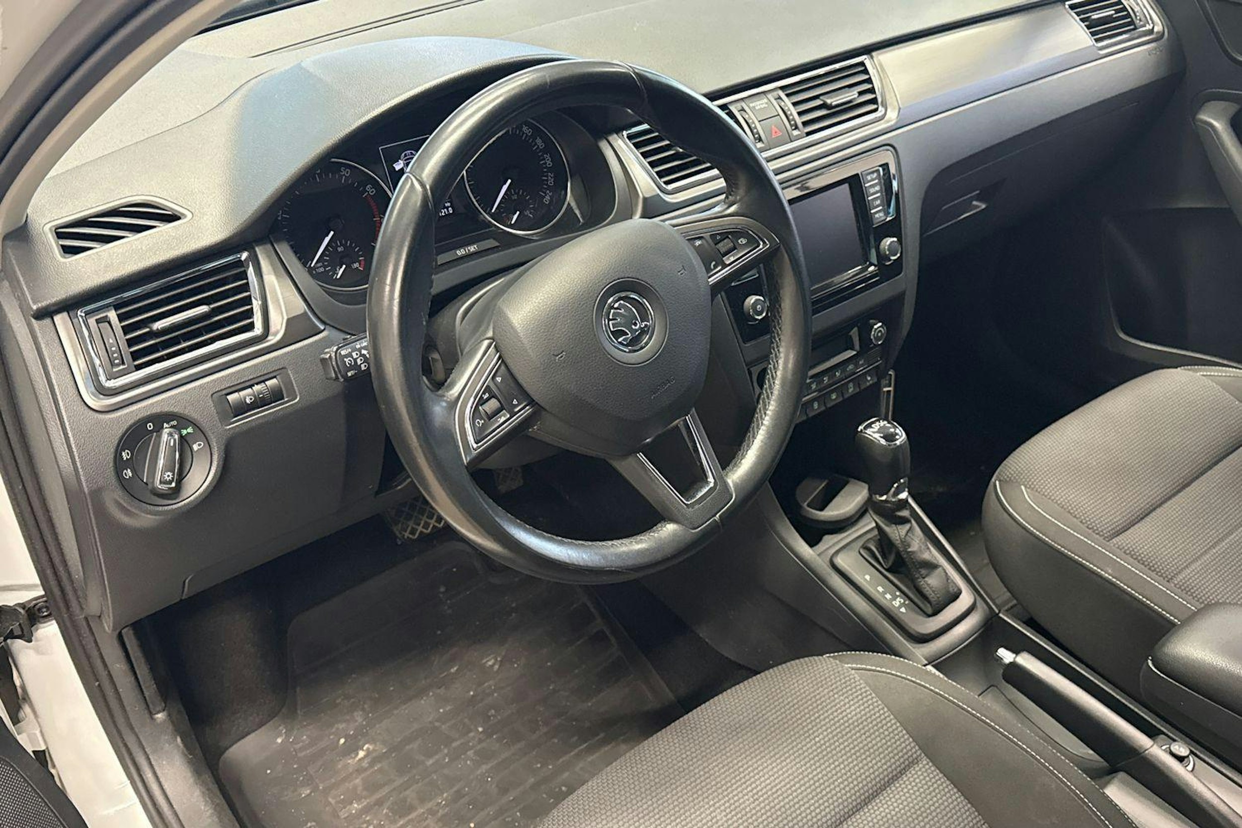 Valkoinen Skoda RAPID 2016 kuva 7.