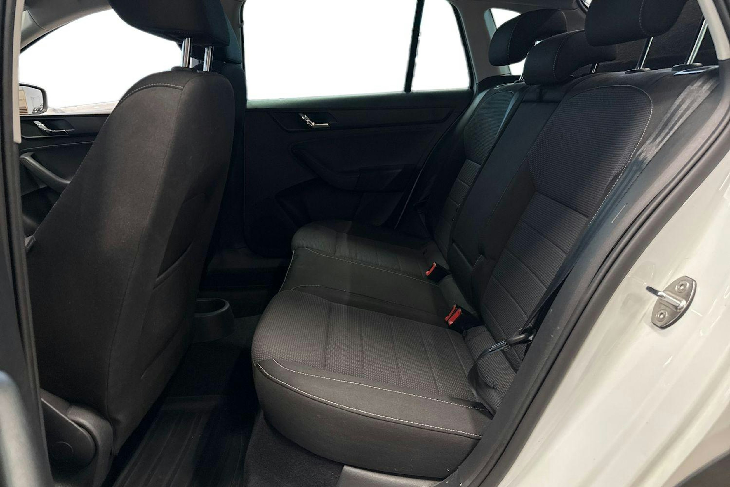 Valkoinen Skoda RAPID 2016 kuva 10.