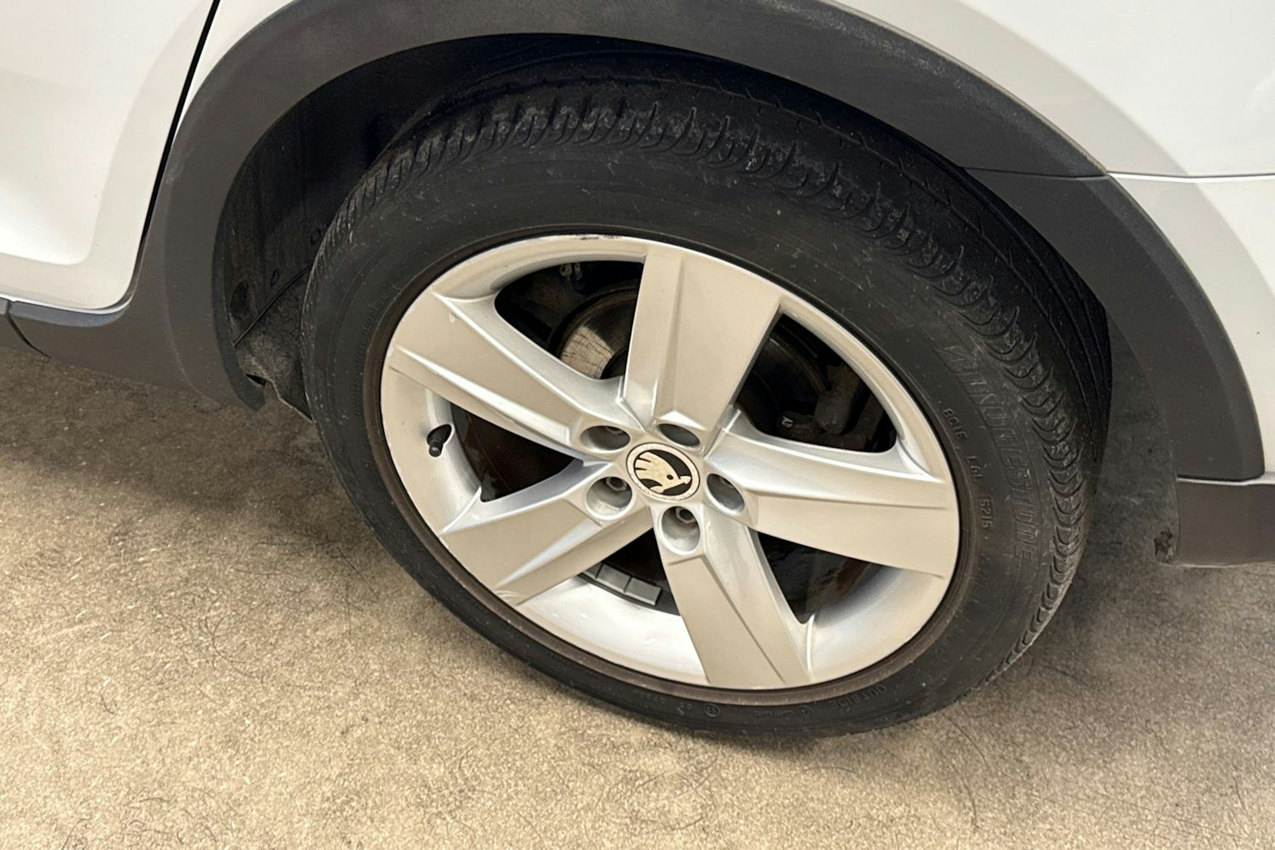 Valkoinen Skoda RAPID 2016 kuva 13.