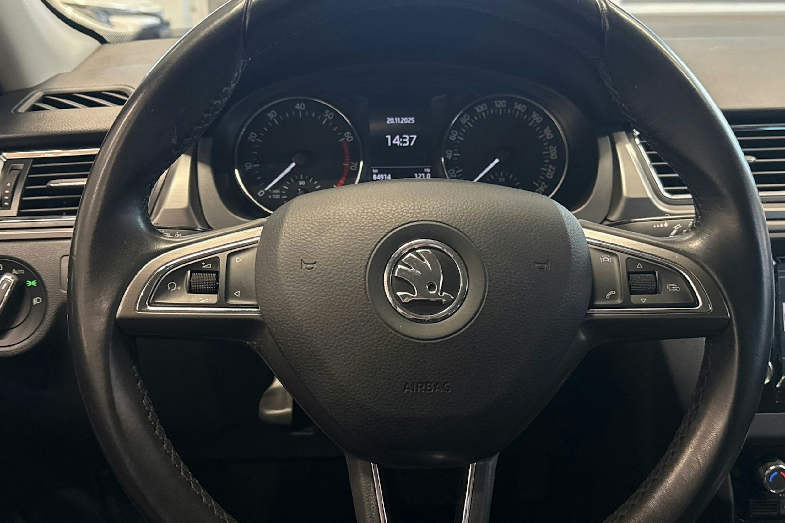 Valkoinen Skoda RAPID 2016 kuva 14.