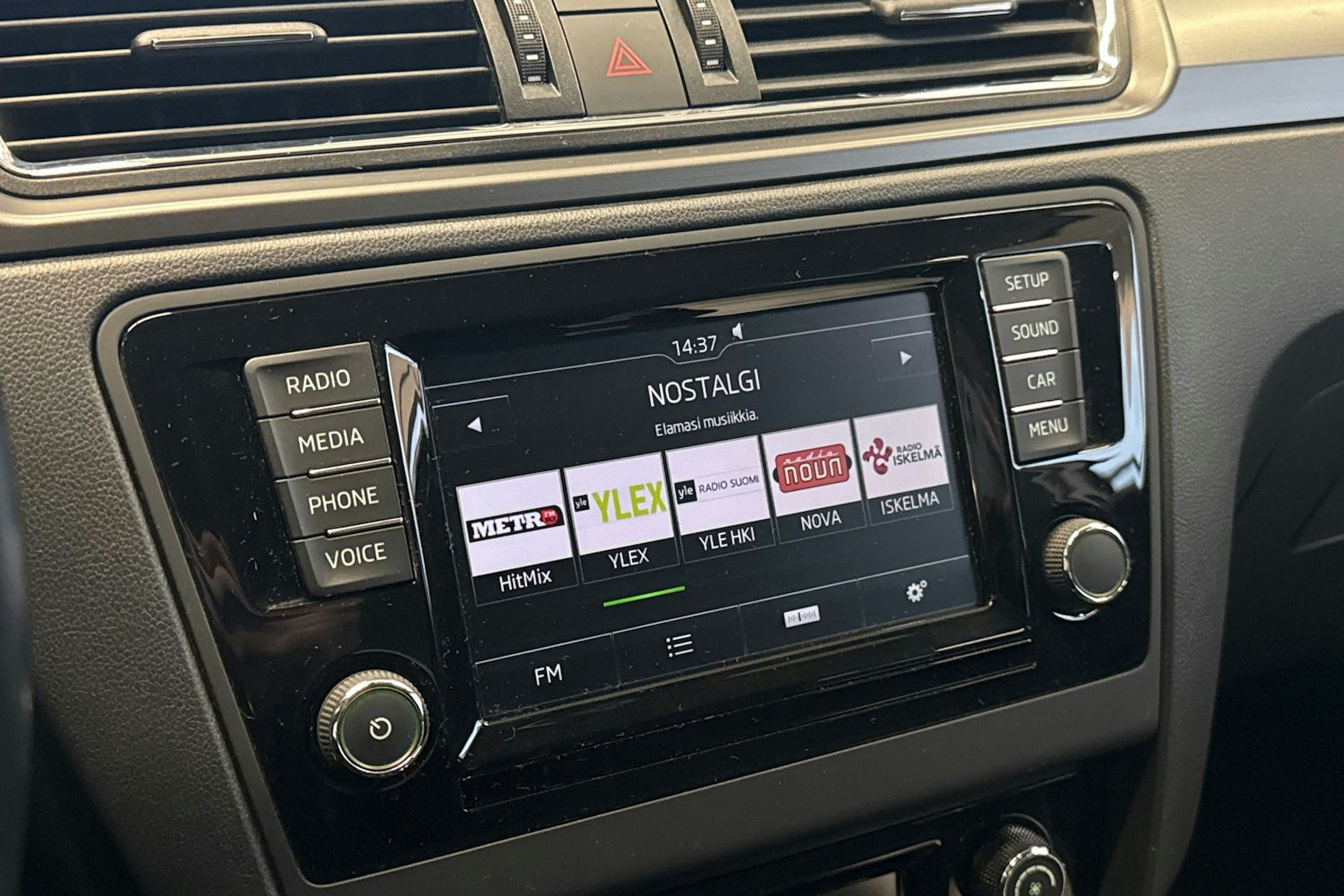 Valkoinen Skoda RAPID 2016 kuva 17.