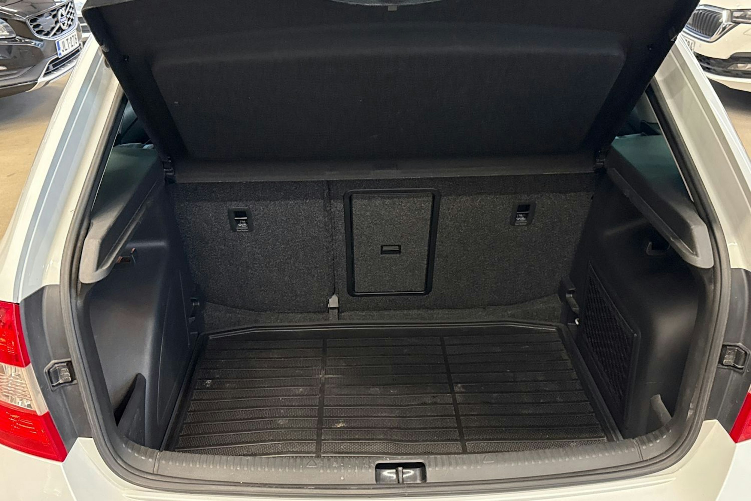 Valkoinen Skoda RAPID 2016 kuva 22.