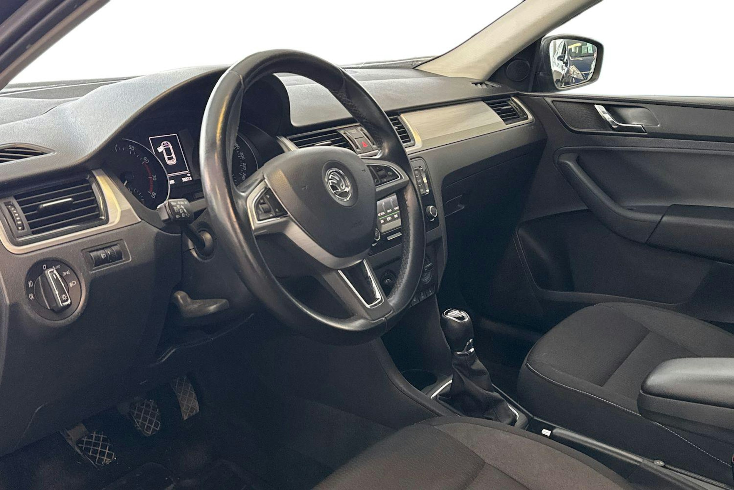 harmaa Skoda Rapid 2016 kuva 6.