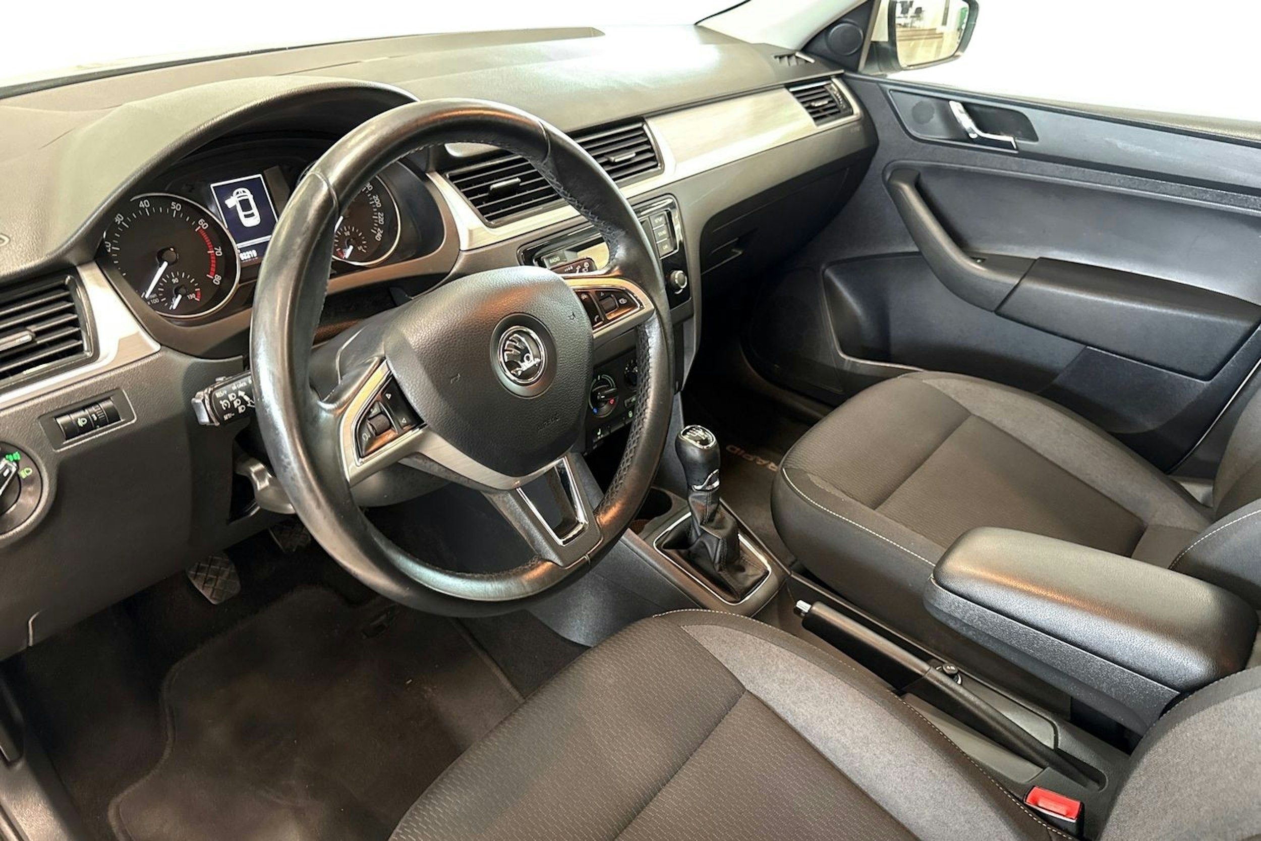 valkoinen Skoda Rapid 2016 kuva 9.