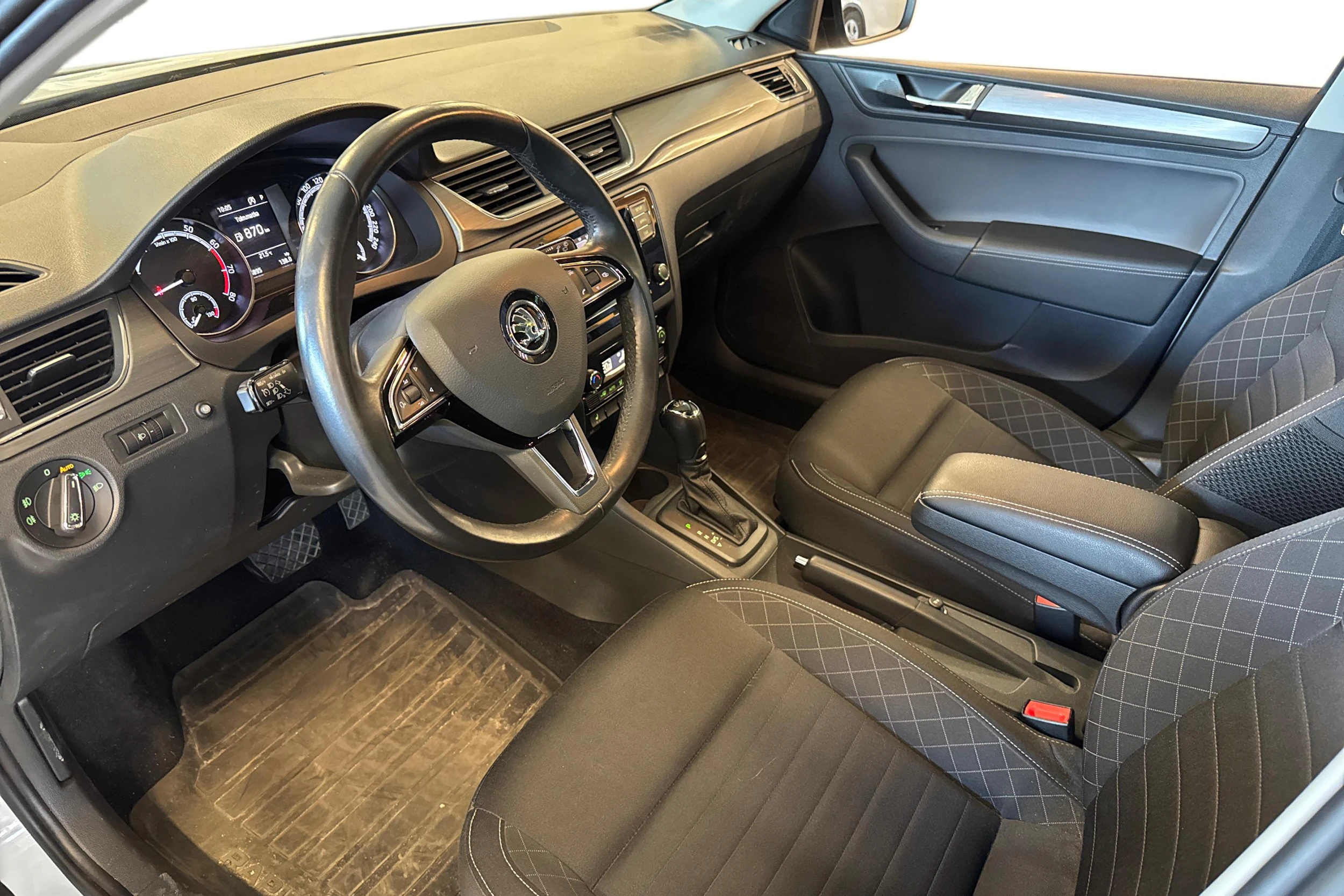 valkoinen Skoda Rapid 2017 kuva 3.