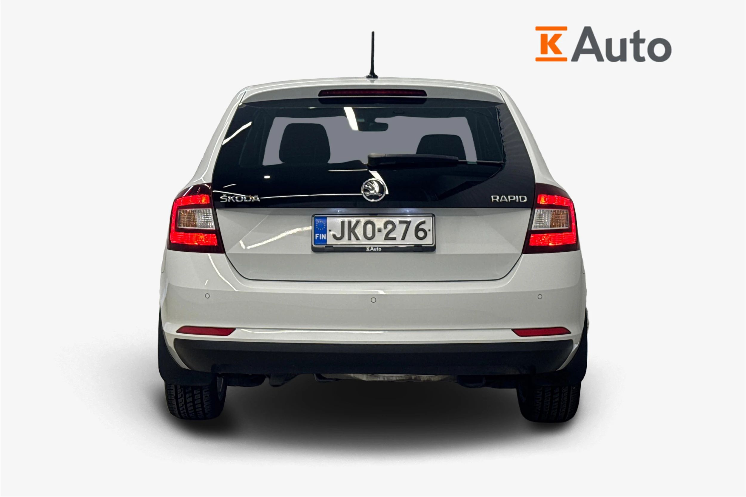 valkoinen Skoda Rapid 2018 kuva 4.