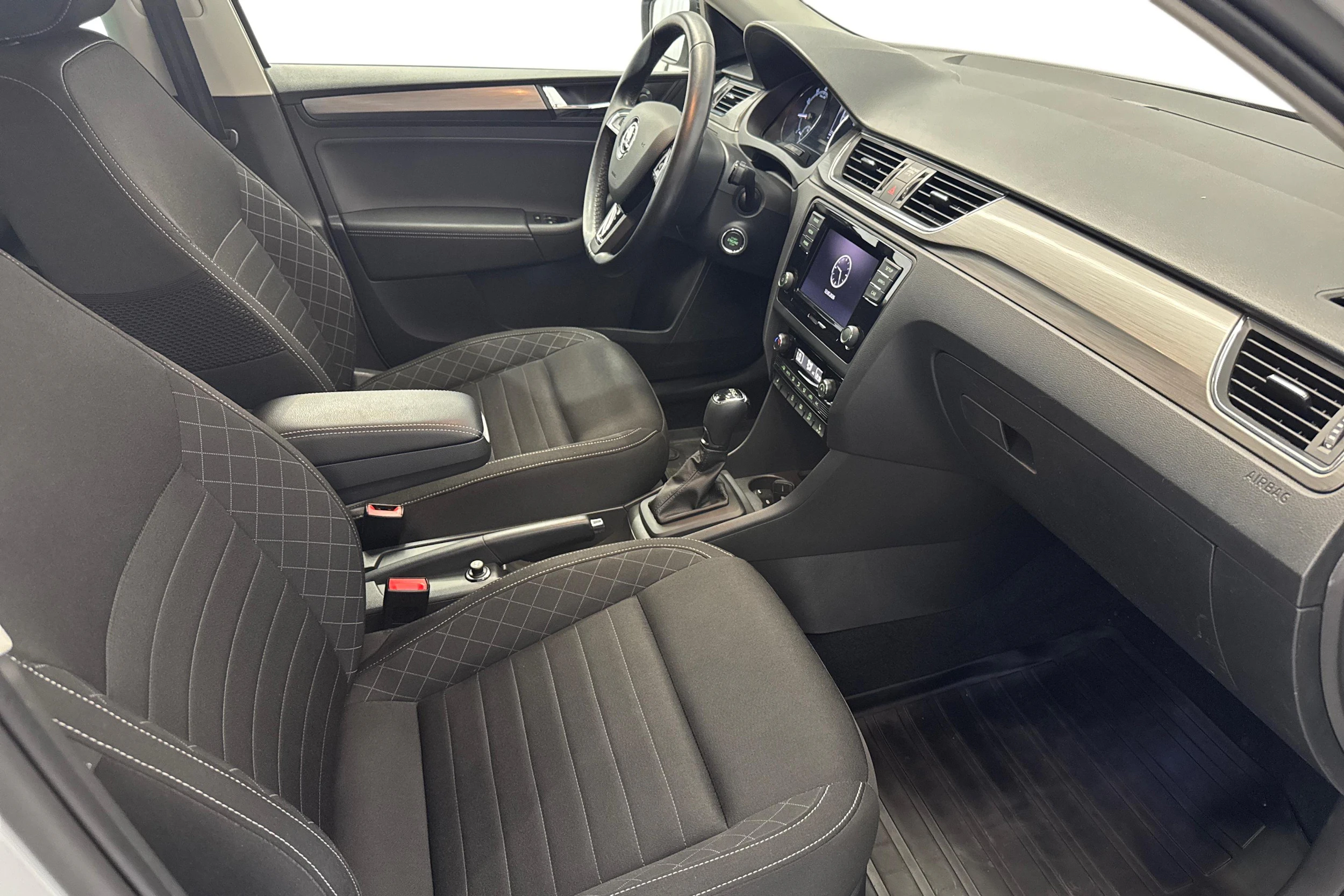 valkoinen Skoda Rapid 2018 kuva 9.