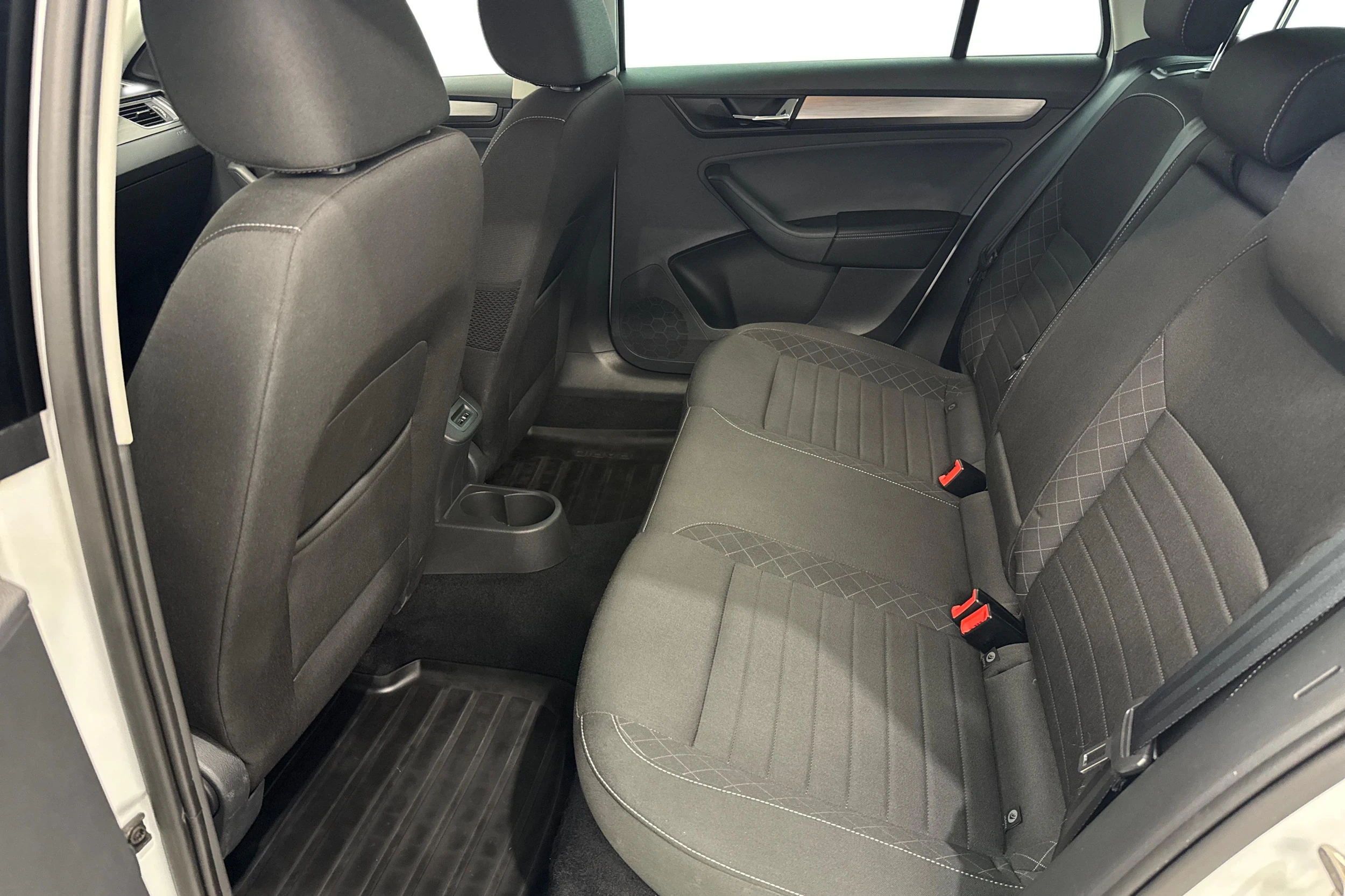 valkoinen Skoda Rapid 2018 kuva 12.
