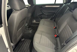 valkoinen Skoda Rapid 2018 kuva 12.
