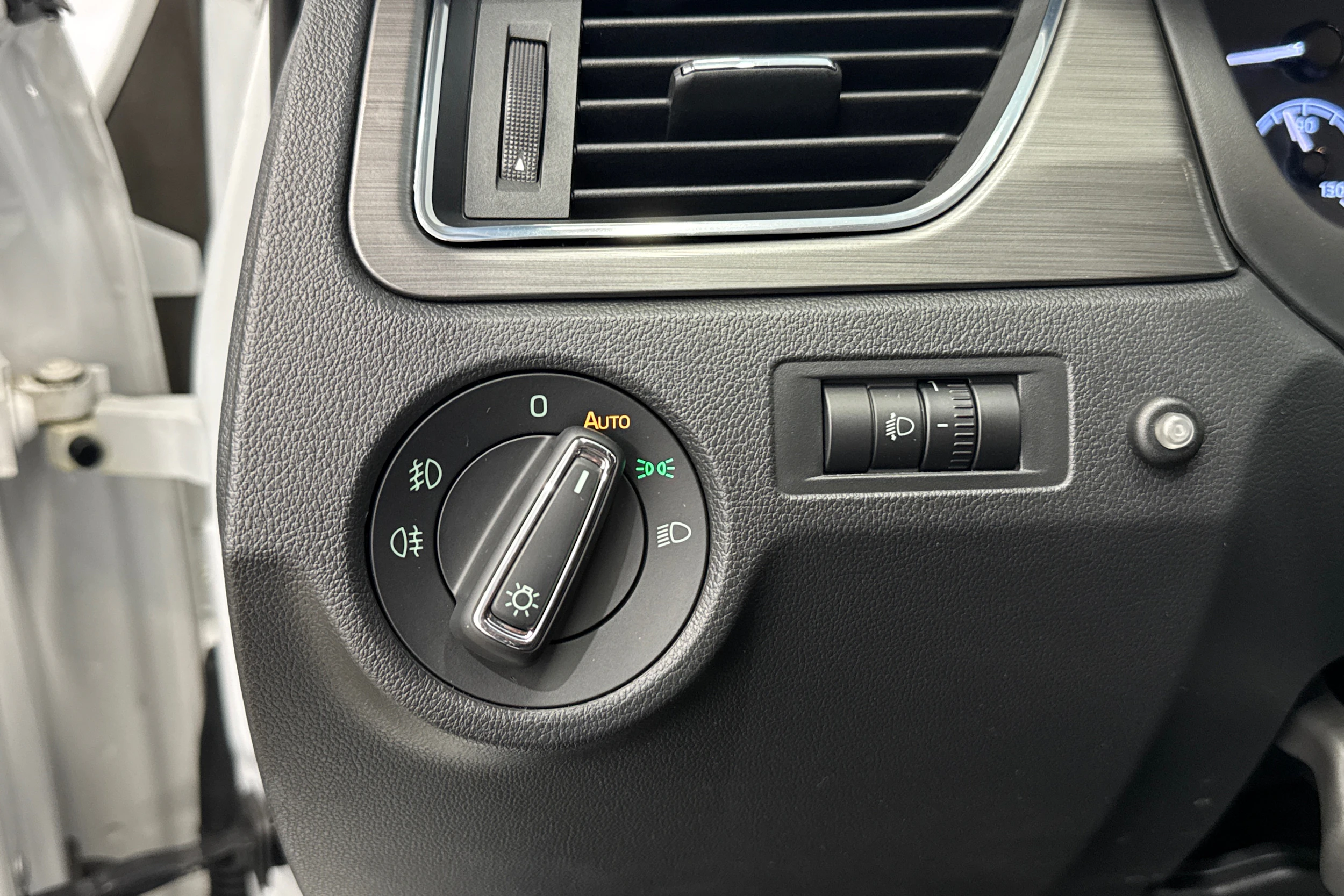 valkoinen Skoda Rapid 2018 kuva 18.