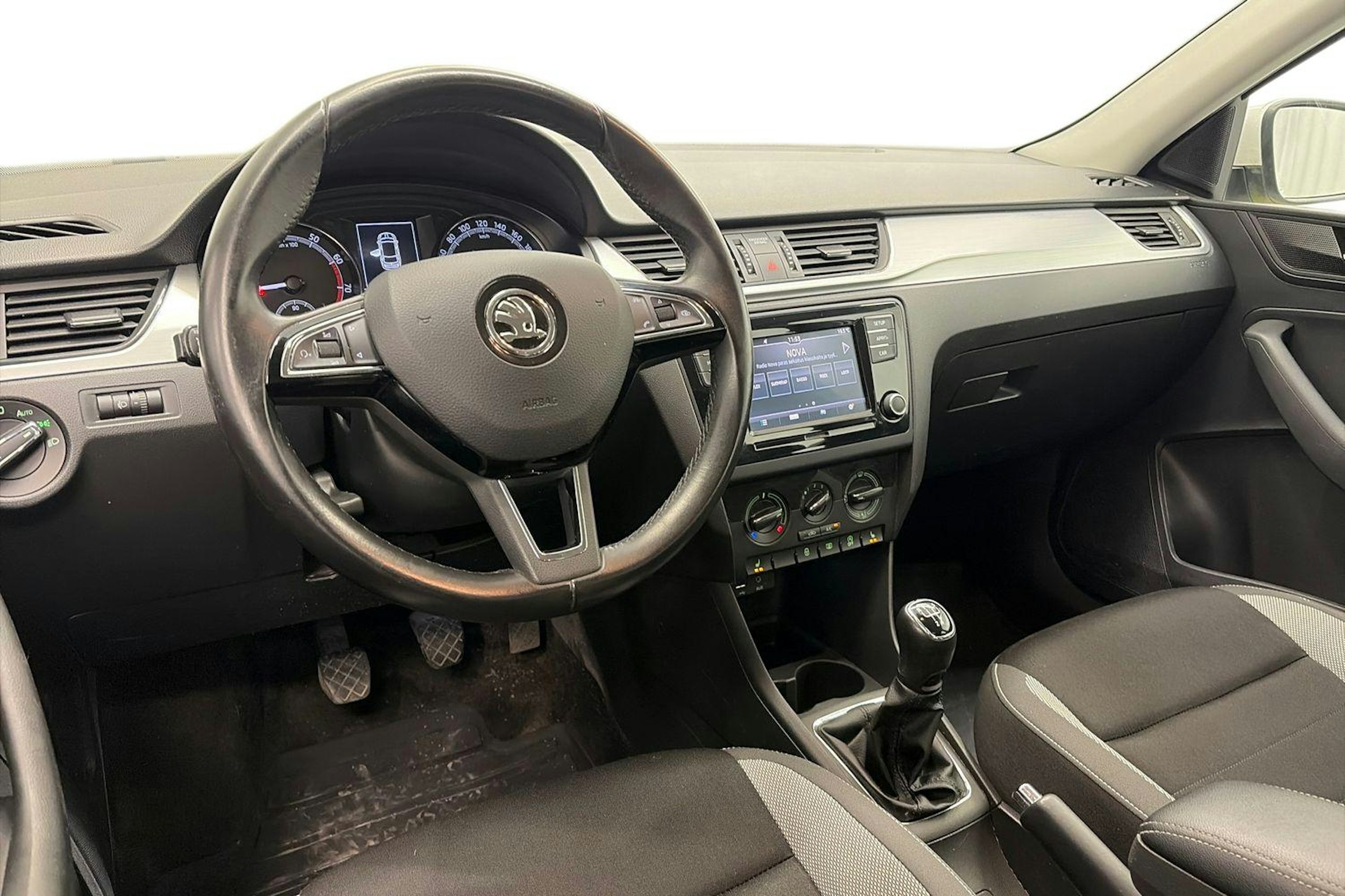 valkoinen Skoda Rapid 2018 kuva 7.