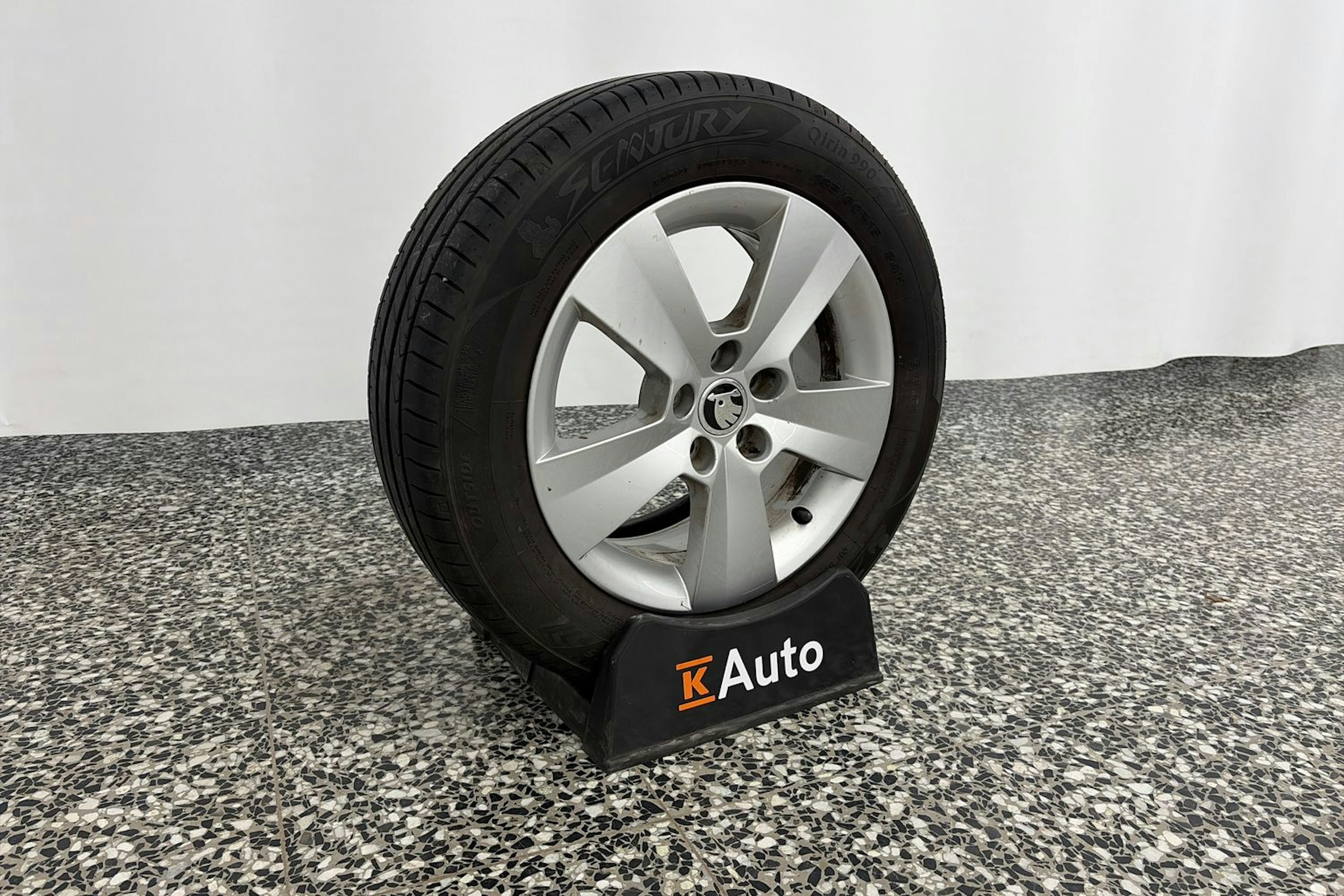 valkoinen Skoda Rapid 2018 kuva 13.