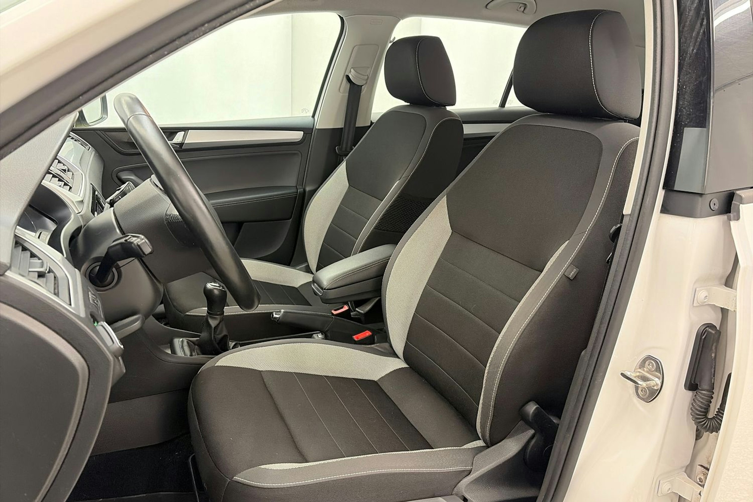 valkoinen Skoda Rapid 2018 kuva 15.