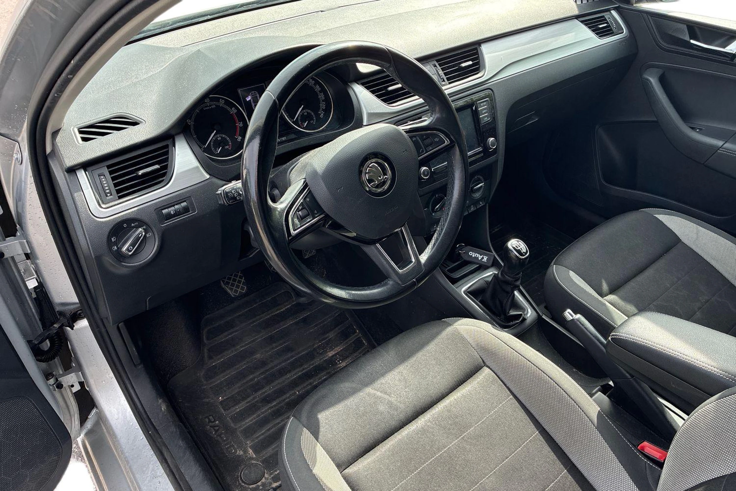harmaa Skoda Rapid 2018 kuva 3.