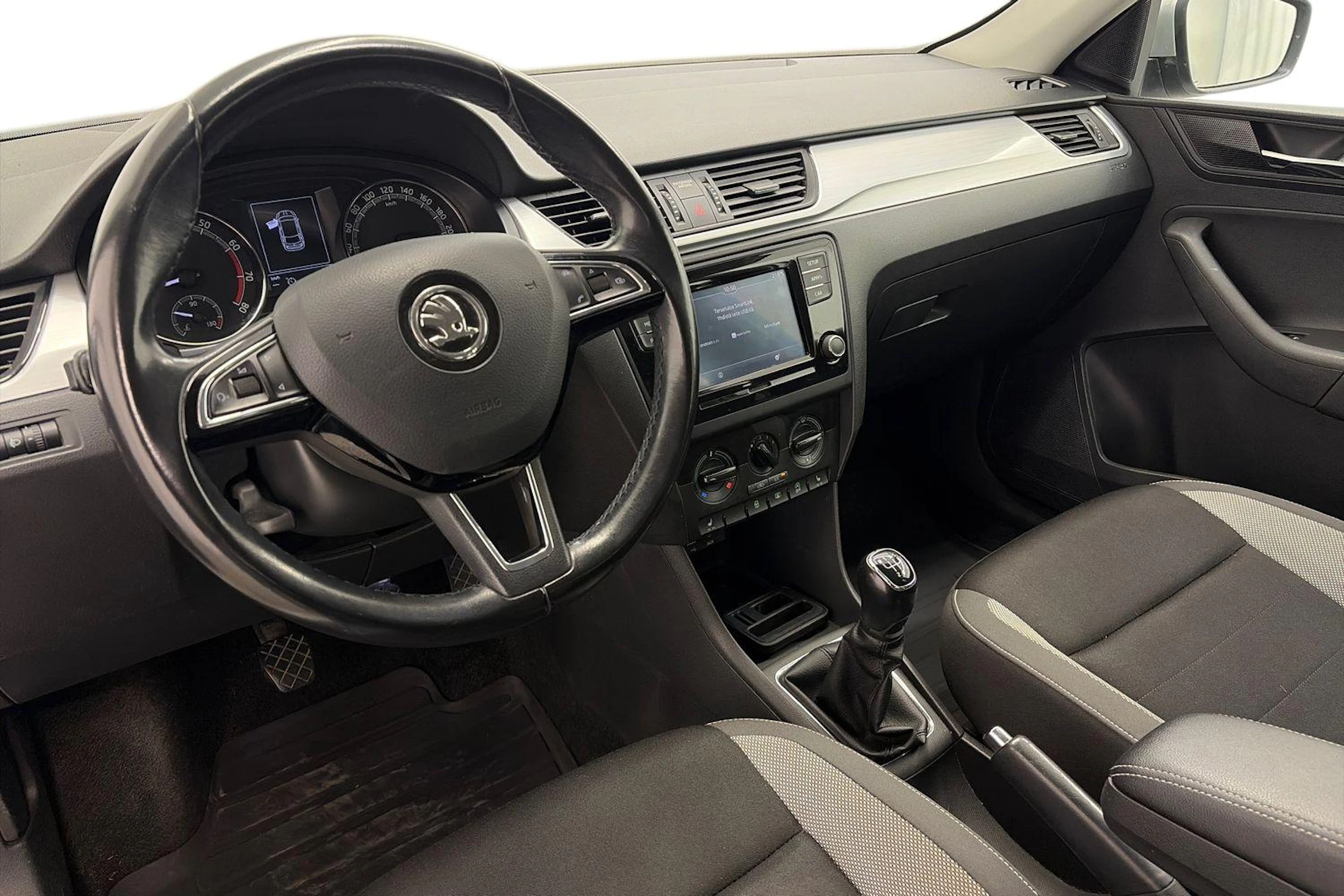 harmaa Skoda Rapid 2018 kuva 6.