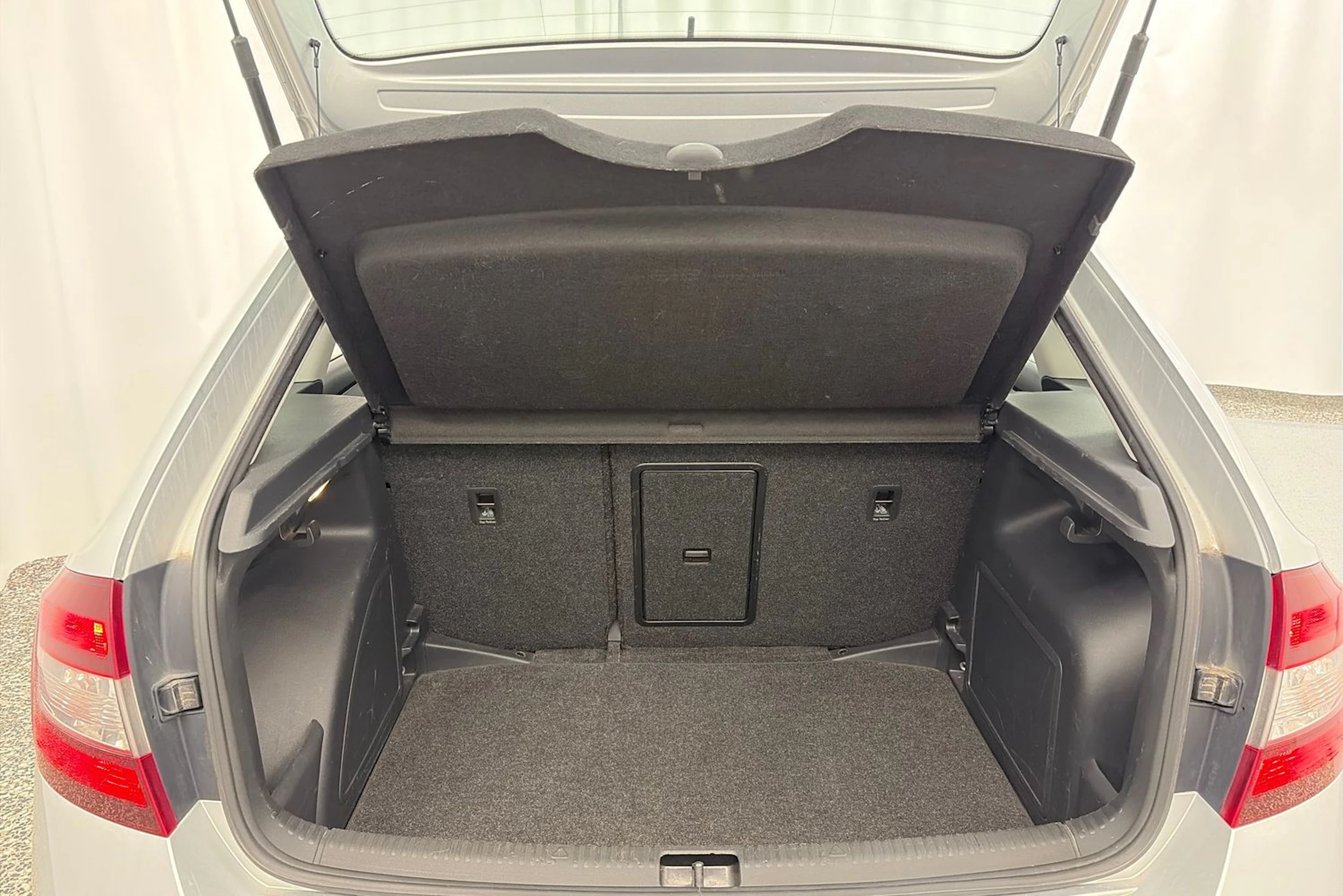 harmaa Skoda Rapid 2018 kuva 11.