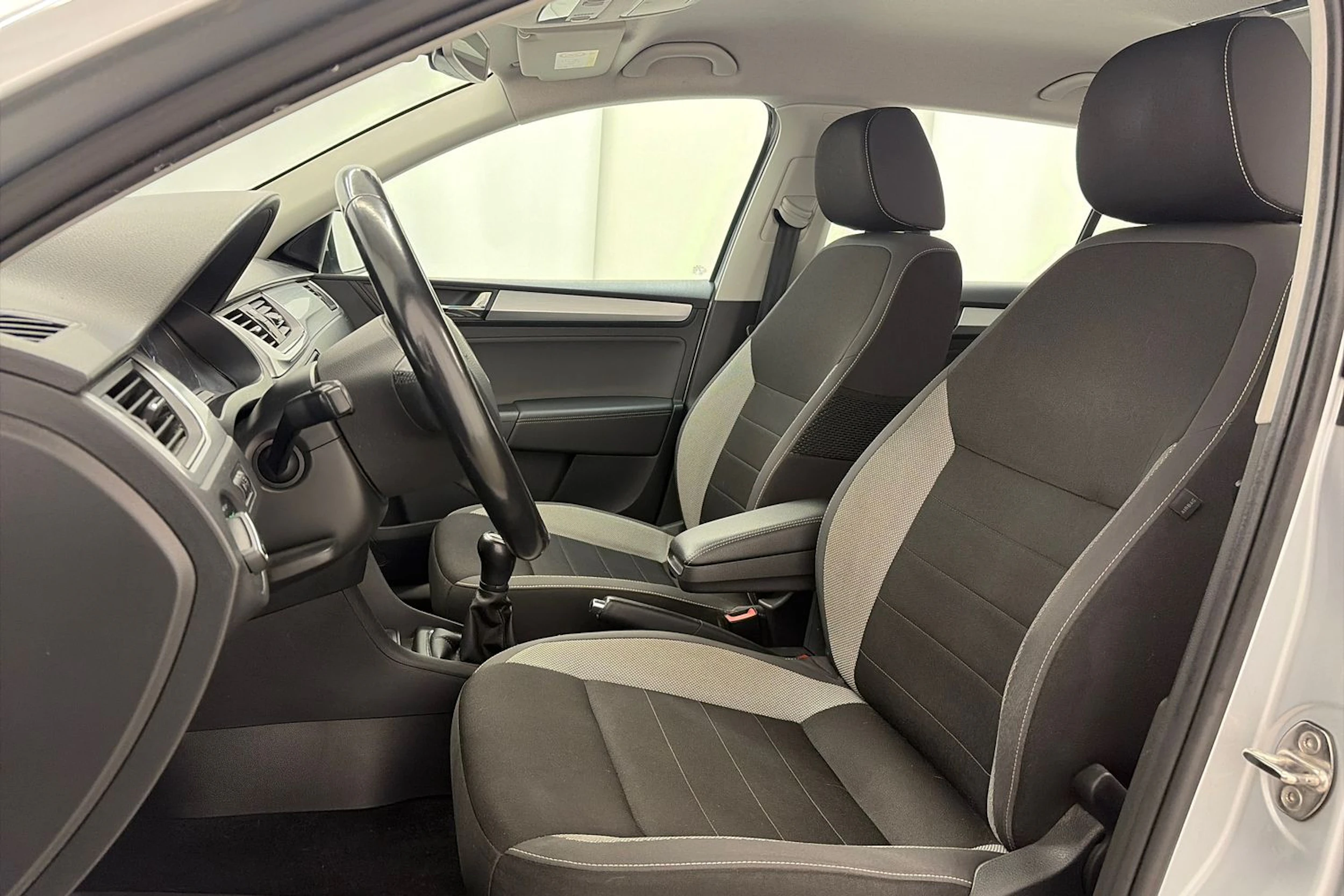 harmaa Skoda Rapid 2018 kuva 12.