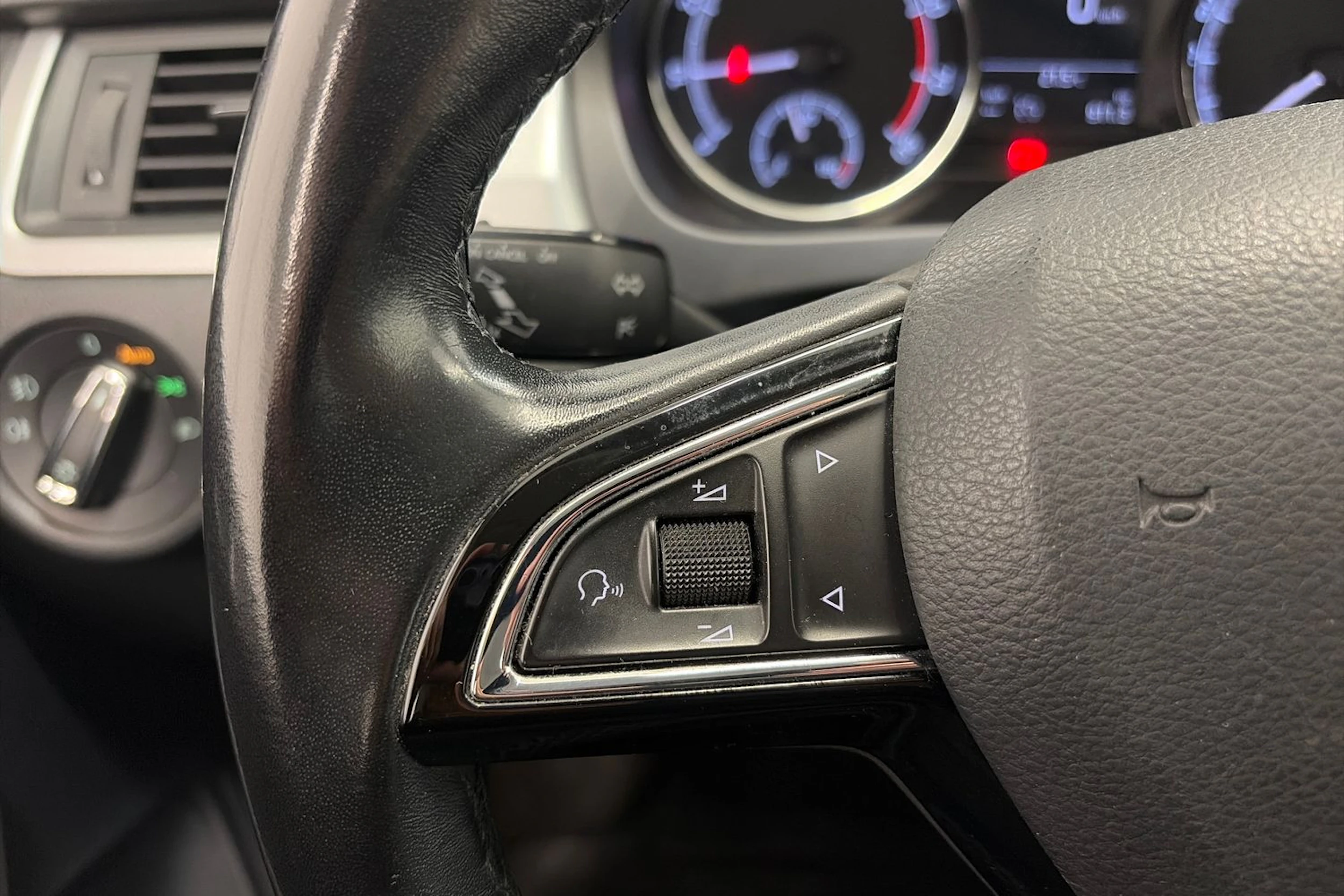 harmaa Skoda Rapid 2018 kuva 14.