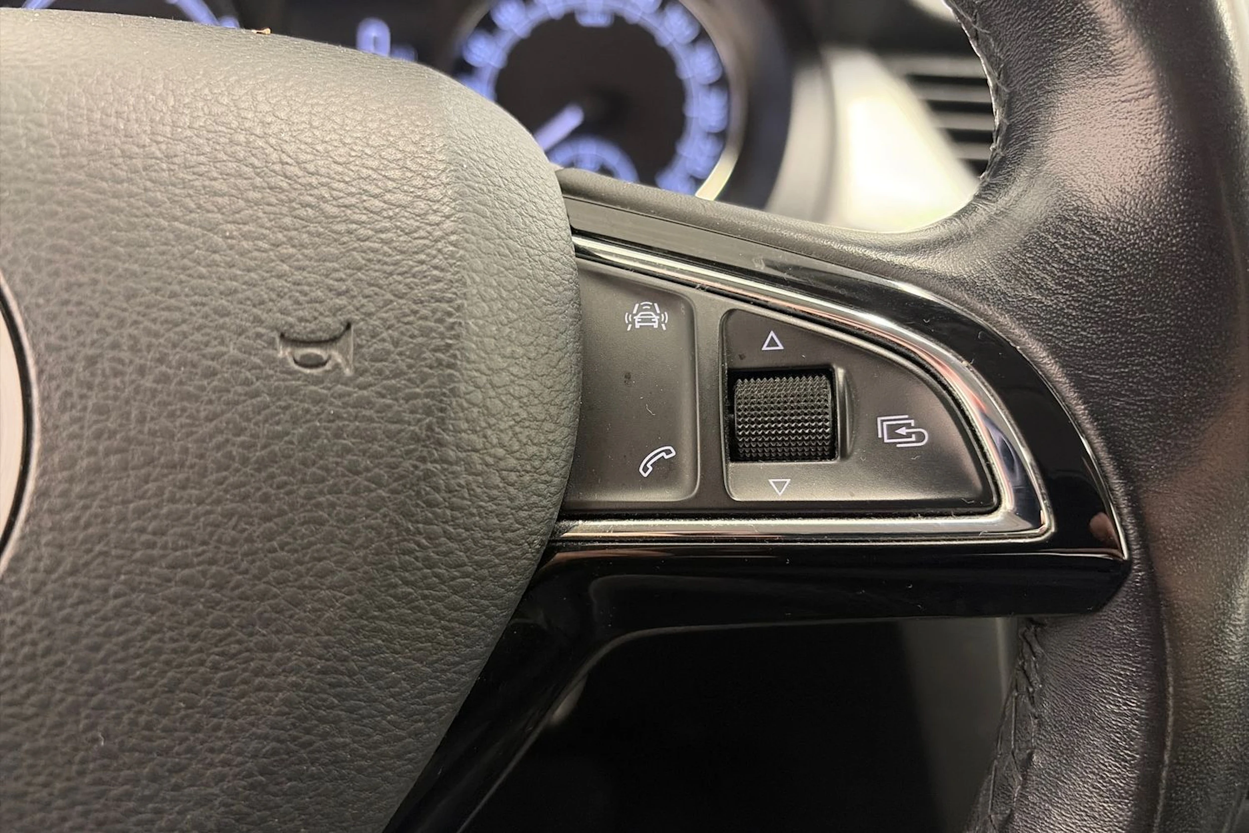 harmaa Skoda Rapid 2018 kuva 15.