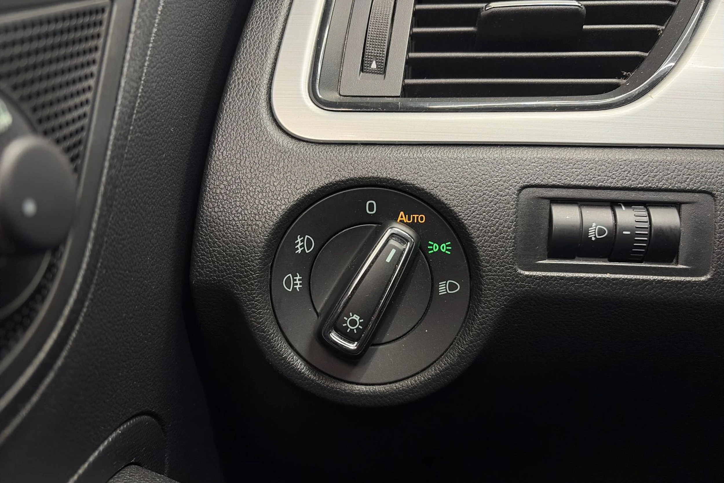 harmaa Skoda Rapid 2018 kuva 22.