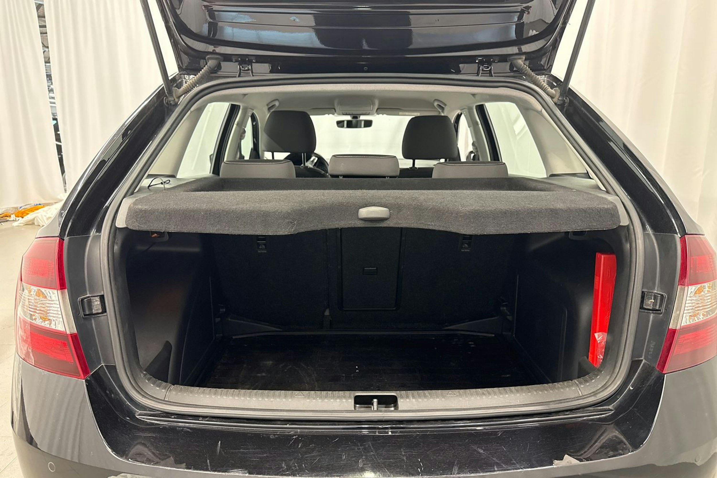 musta Skoda Rapid 2018 kuva 14.
