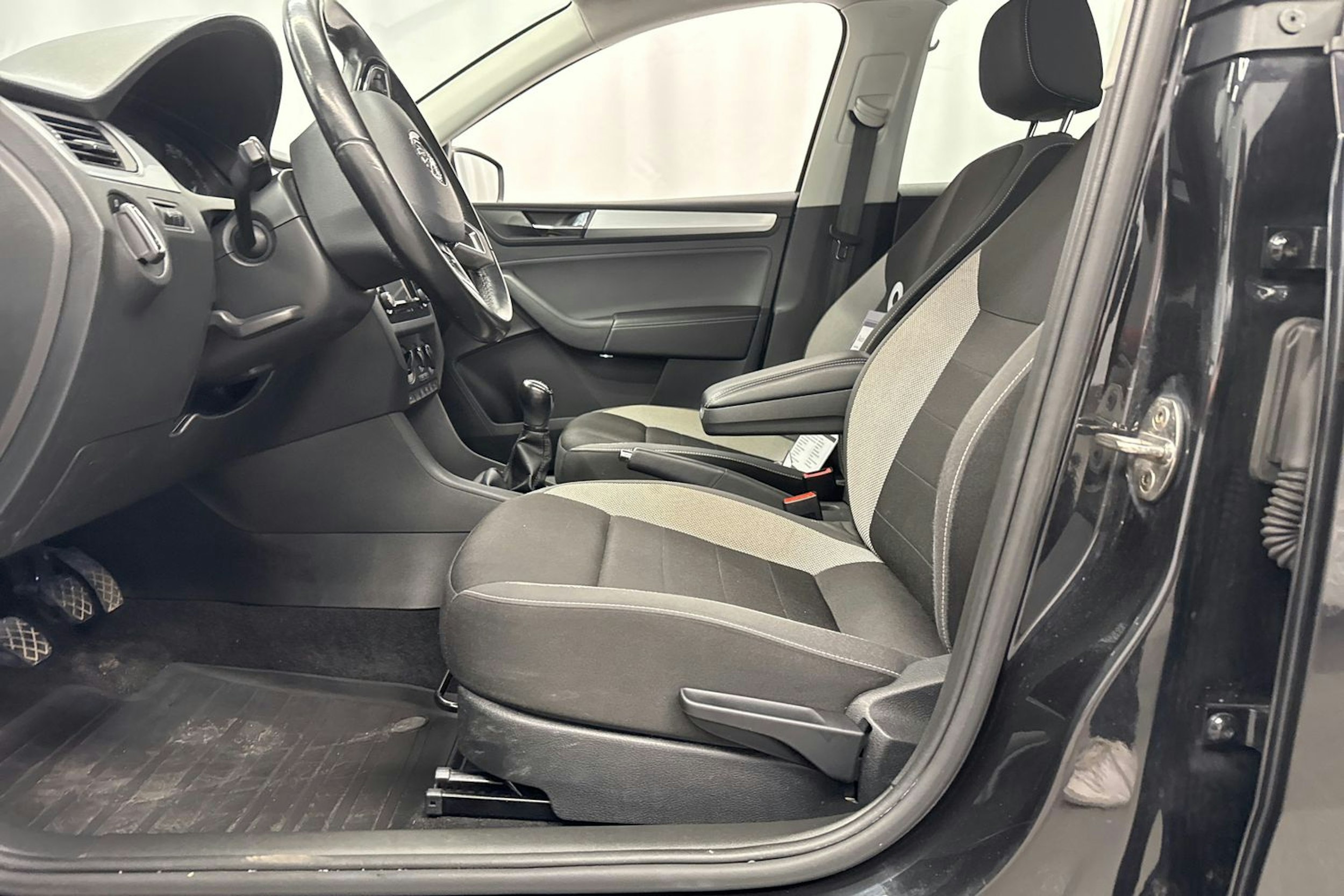 musta Skoda Rapid 2018 kuva 15.