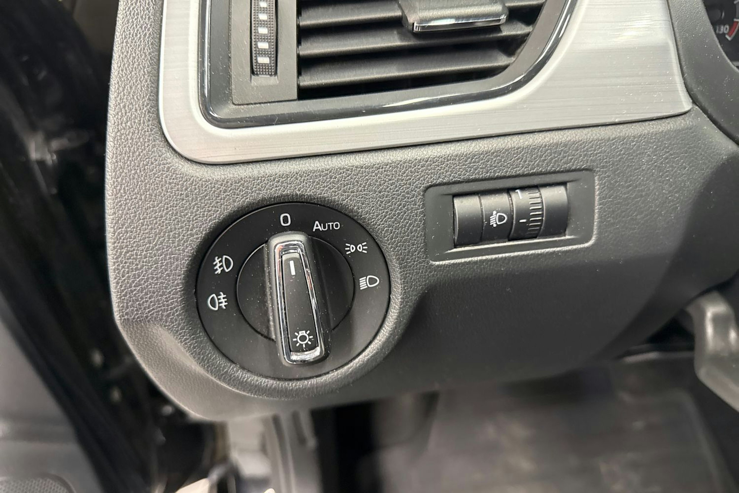 musta Skoda Rapid 2018 kuva 17.
