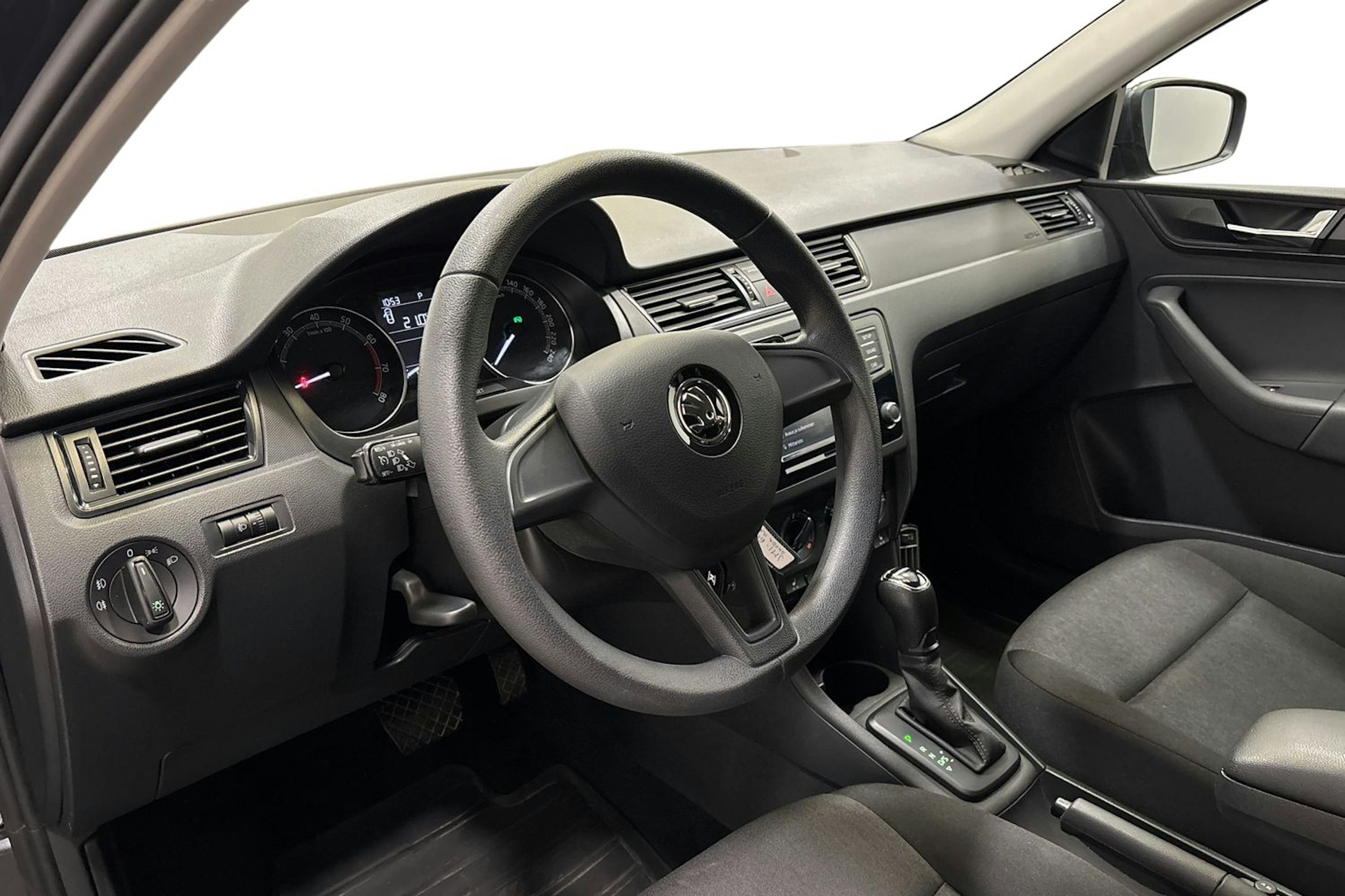 harmaa Skoda Rapid 2019 kuva 6.
