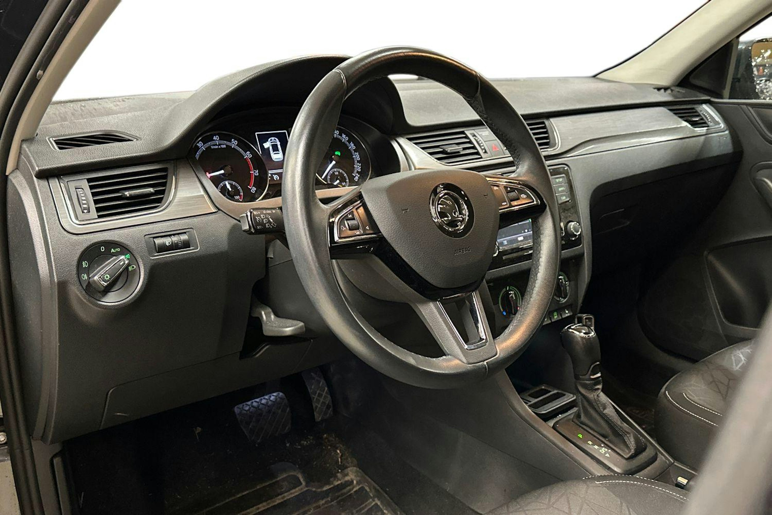 harmaa Skoda Rapid 2019 kuva 3.