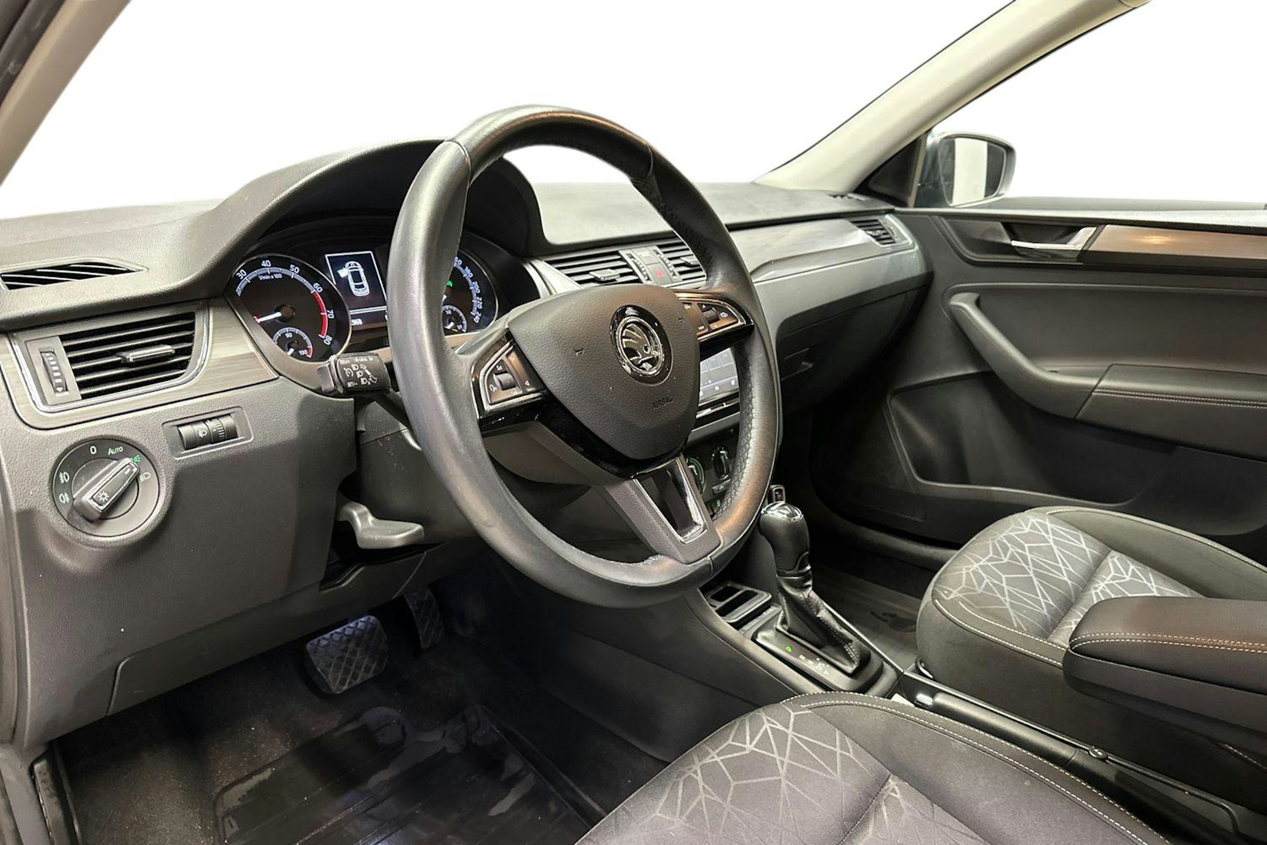 harmaa Skoda Rapid 2019 kuva 6.