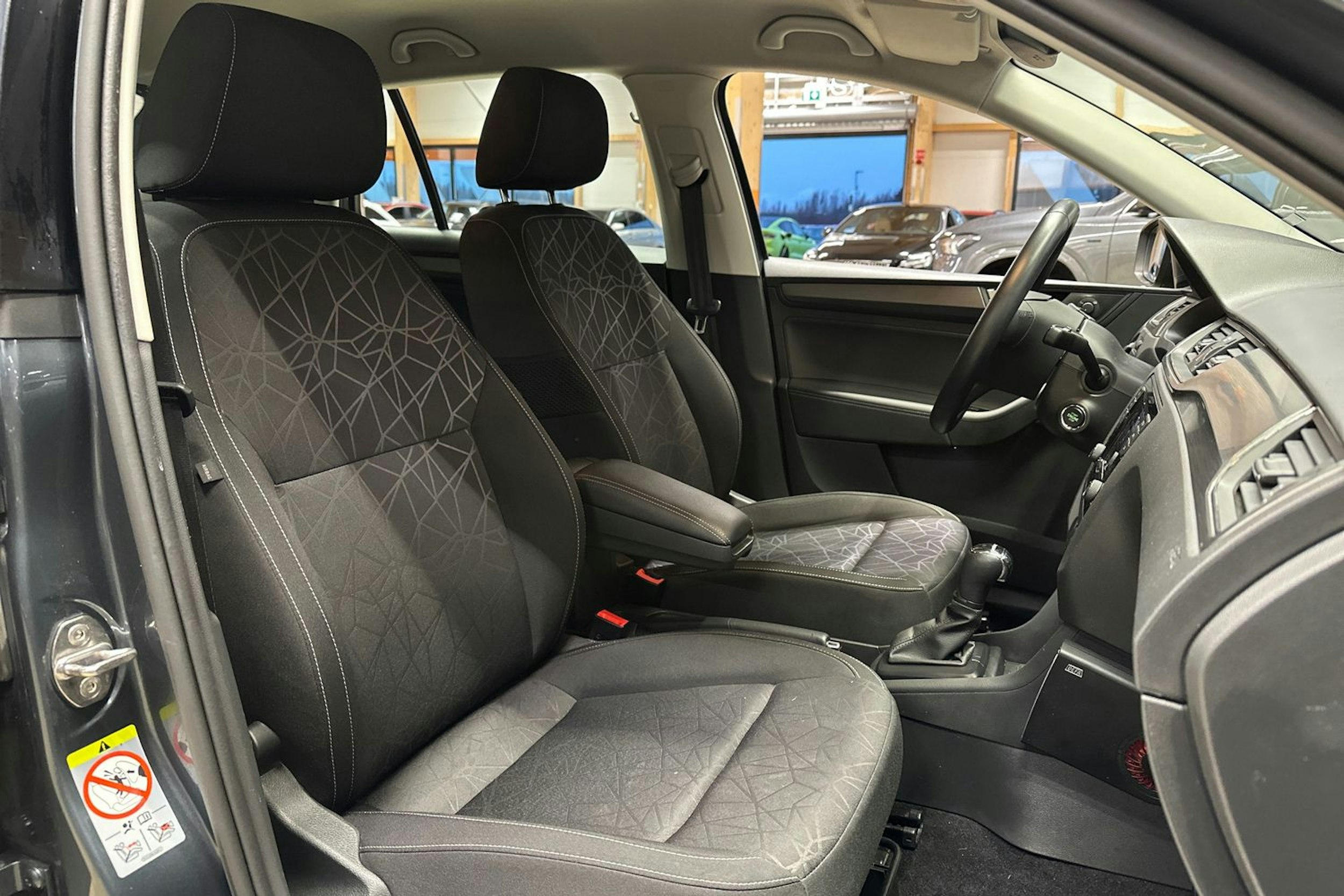 harmaa Skoda Rapid 2019 kuva 11.