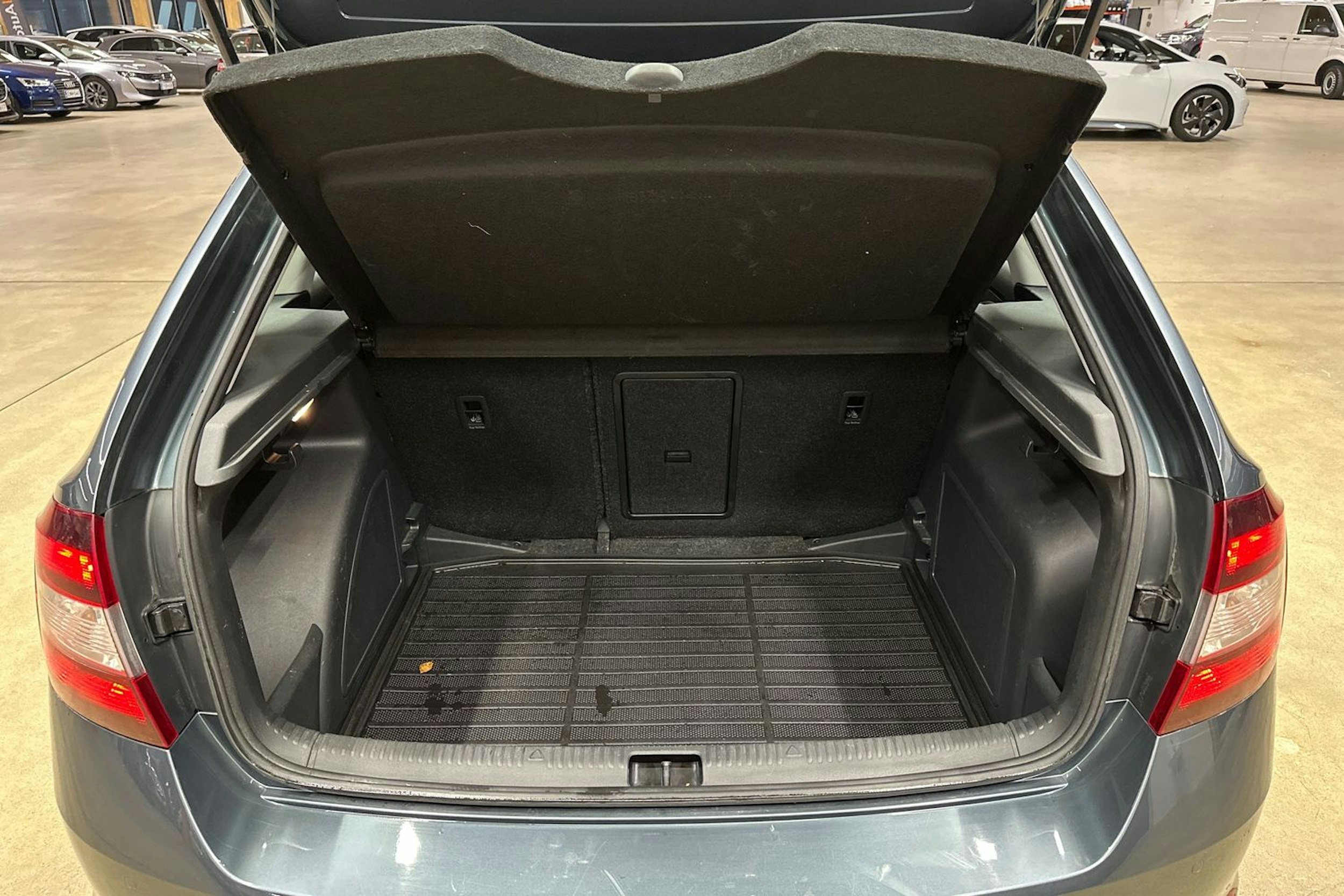 harmaa Skoda Rapid 2019 kuva 21.