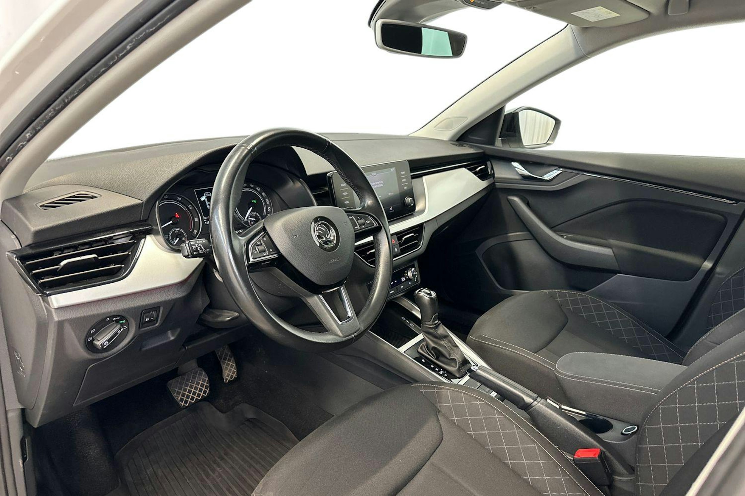 valkoinen Skoda Scala 2019 kuva 7.
