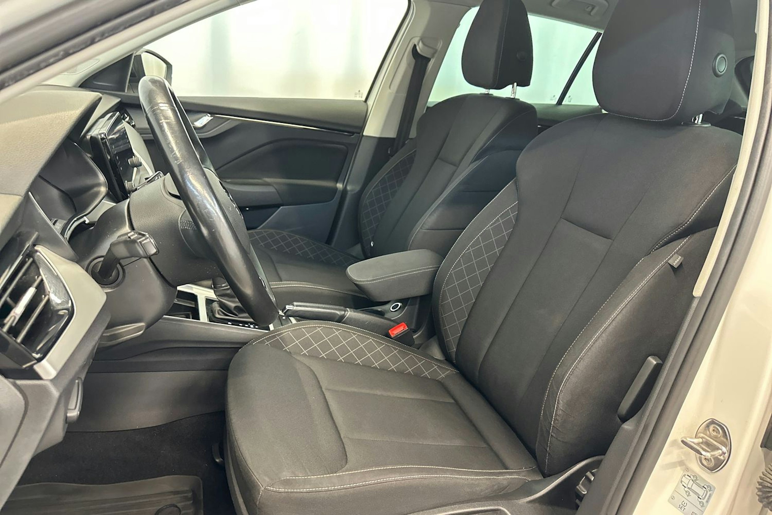 valkoinen Skoda Scala 2019 kuva 15.