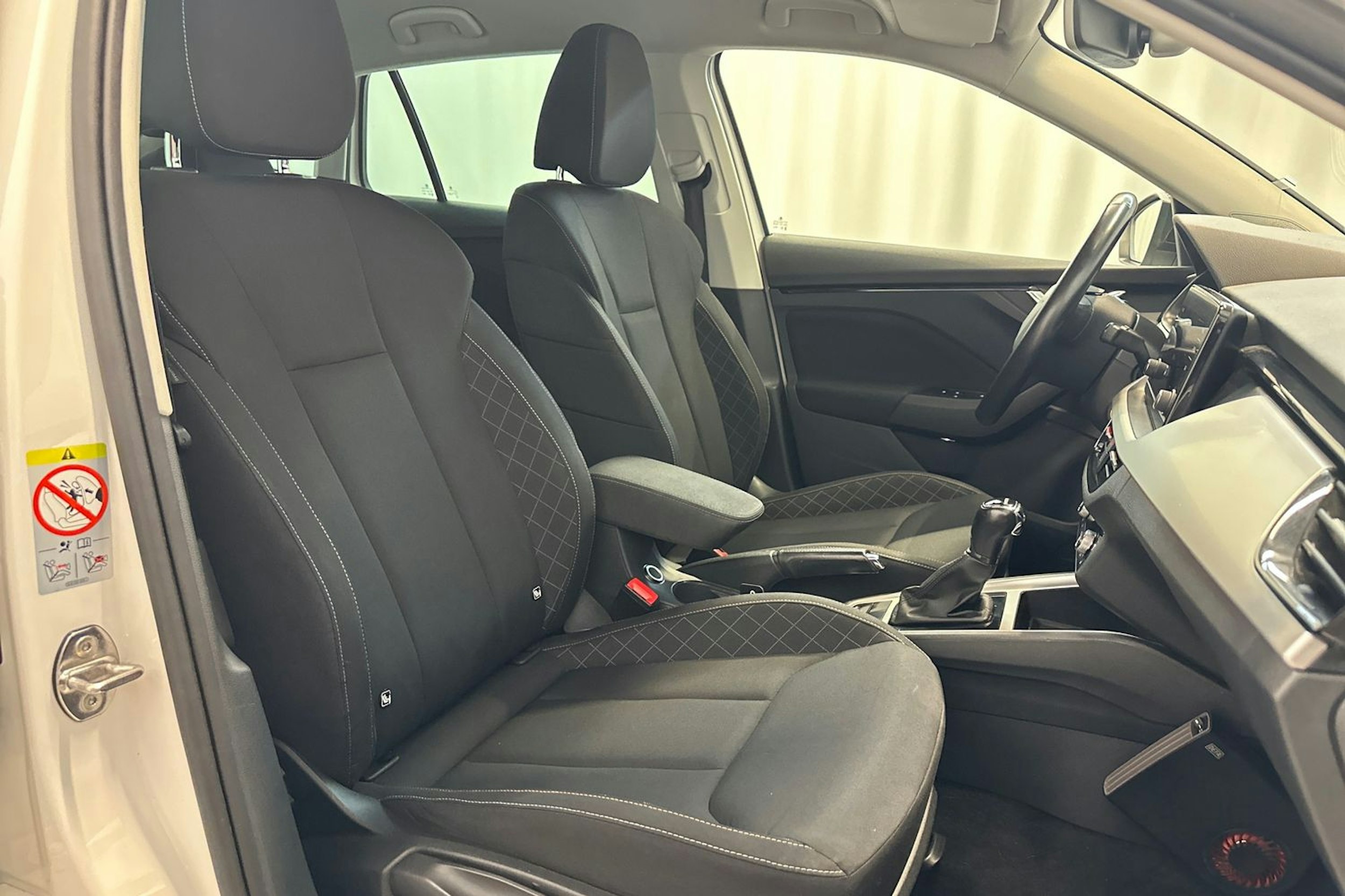 valkoinen Skoda Scala 2019 kuva 17.