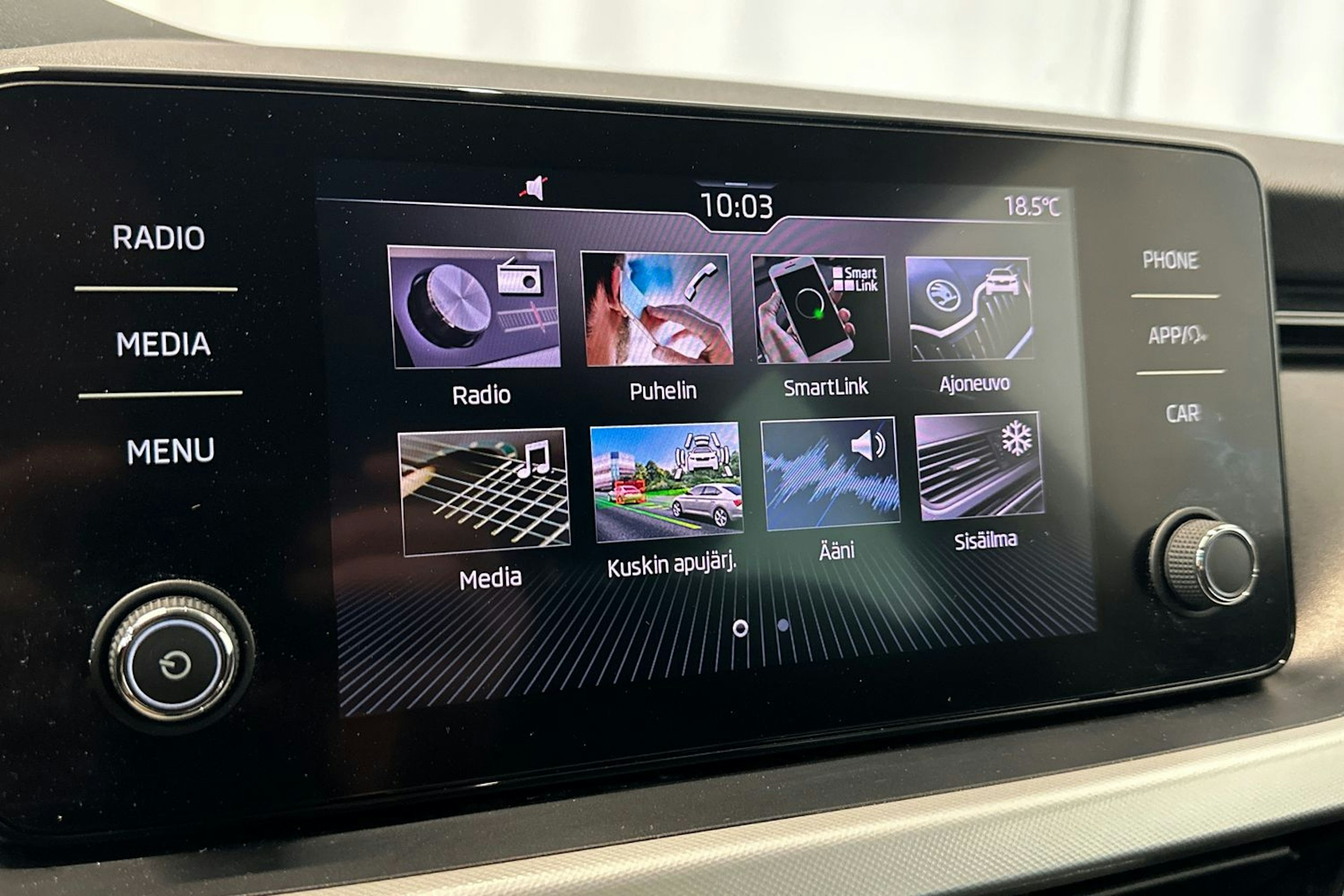 valkoinen Skoda Scala 2019 kuva 20.
