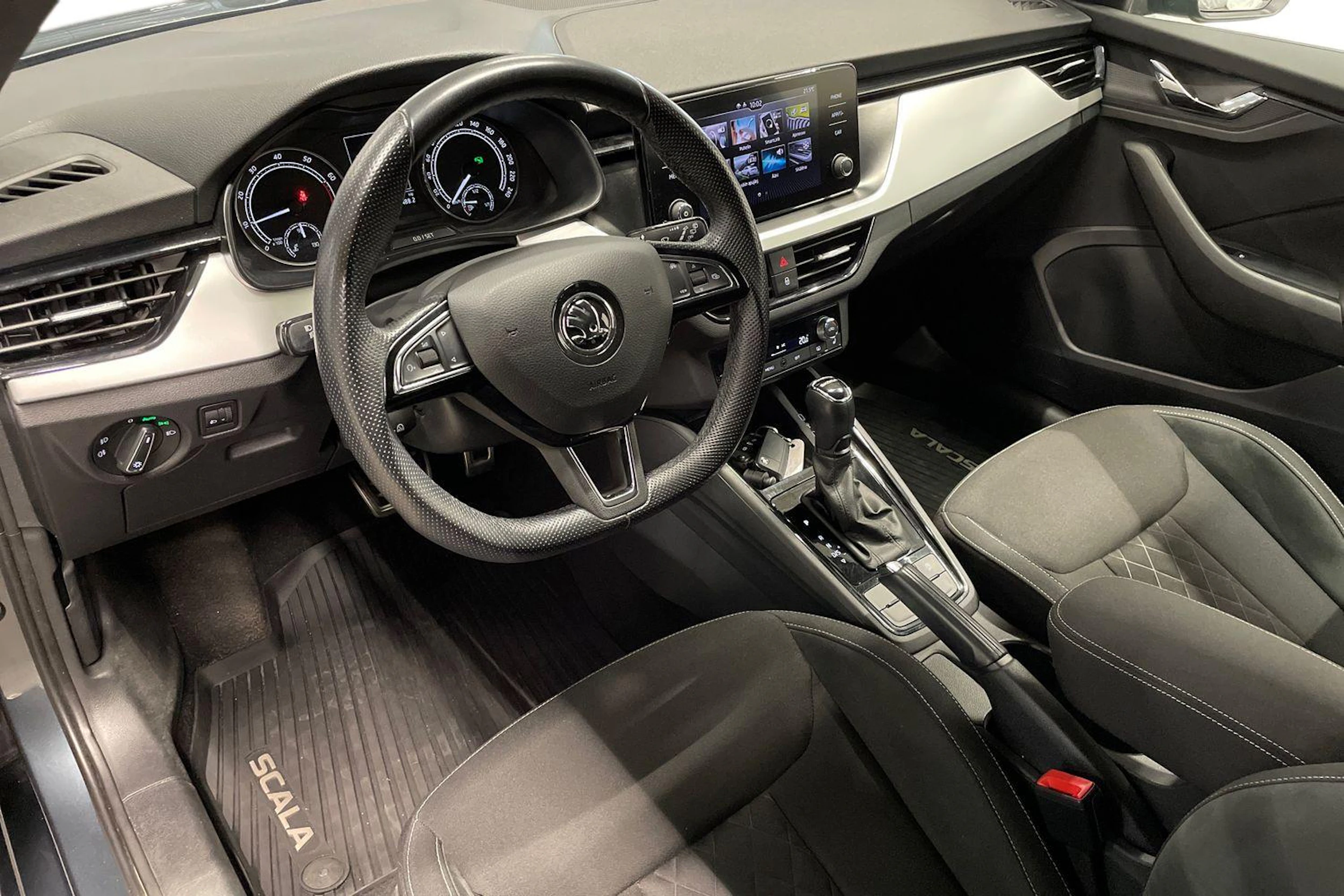 harmaa Skoda Scala 2020 kuva 6.