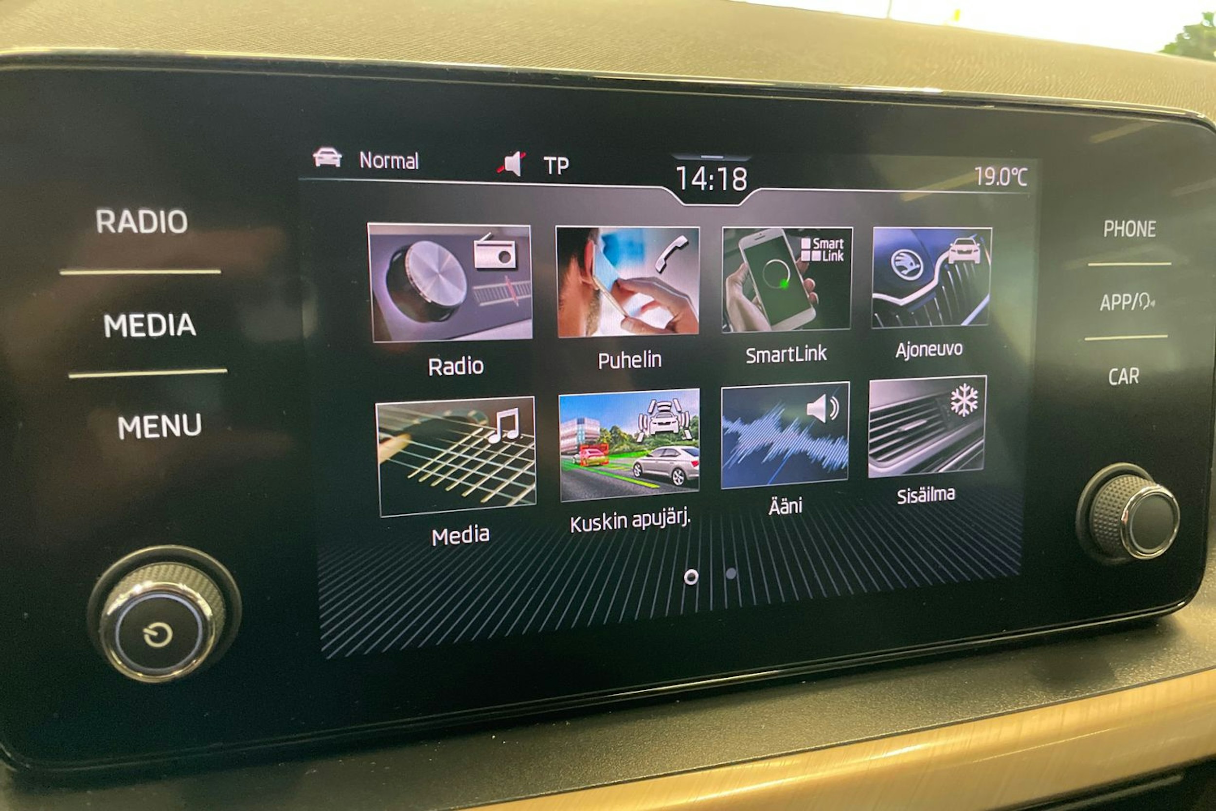 harmaa Skoda Scala 2020 kuva 19.