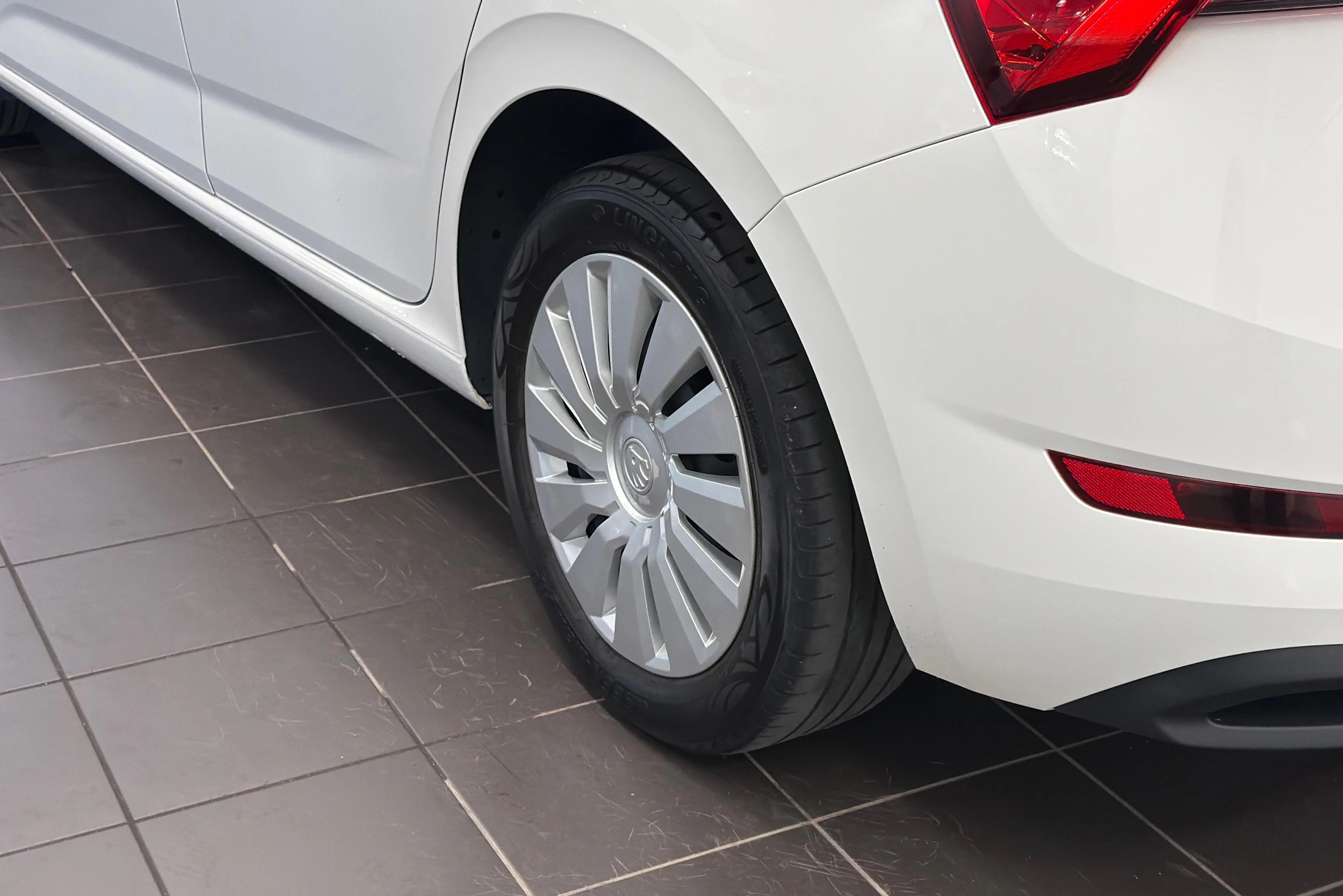 Valkoinen Skoda SCALA 2020 kuva 9.