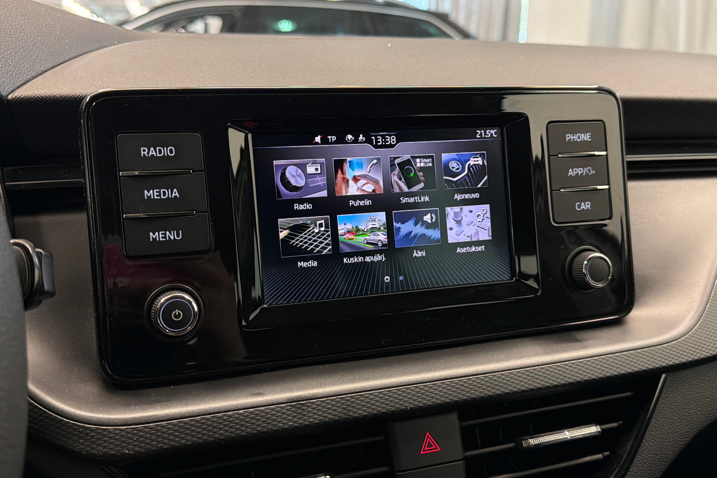 Valkoinen Skoda SCALA 2020 kuva 20.