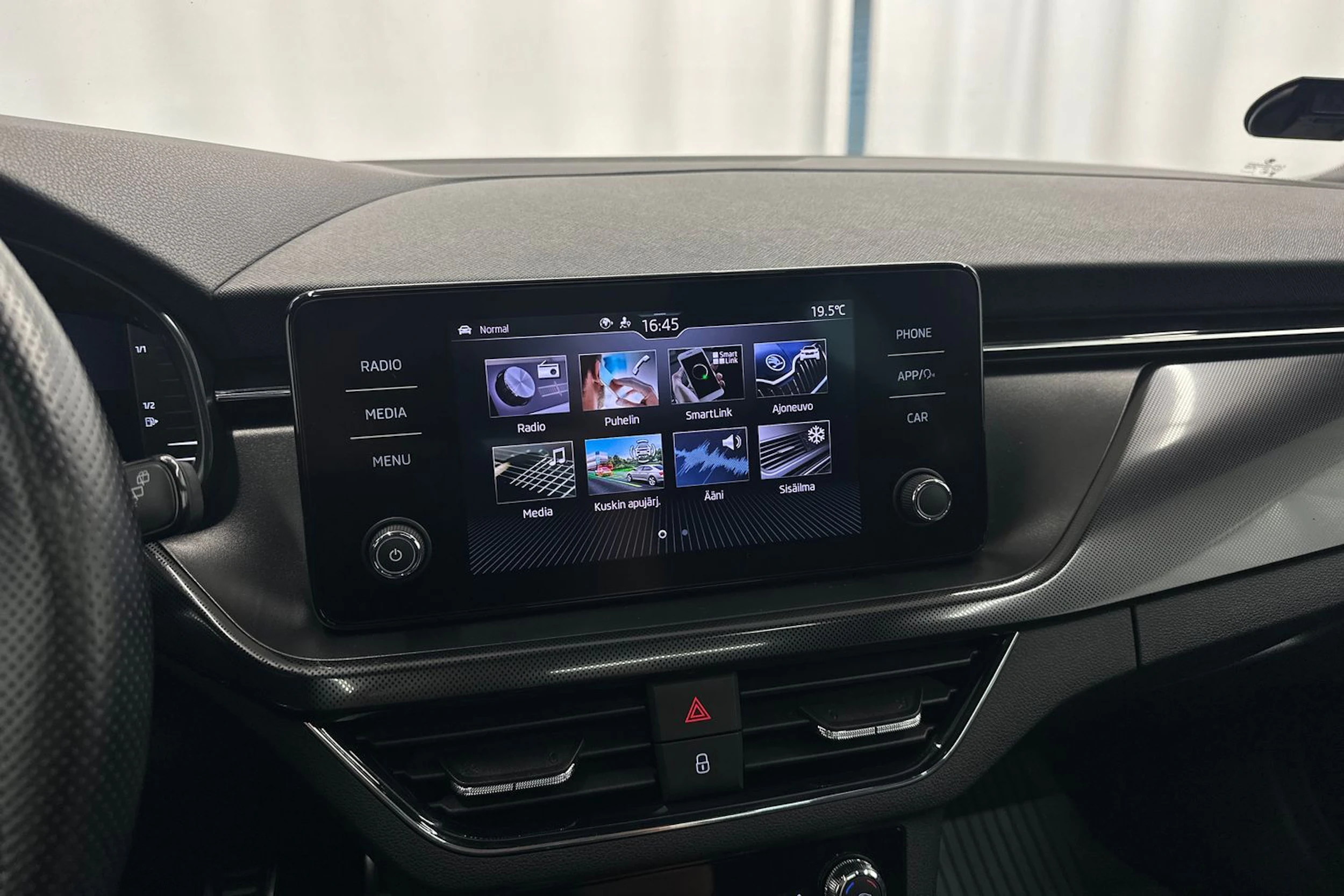 harmaa Skoda Scala 2021 kuva 17.