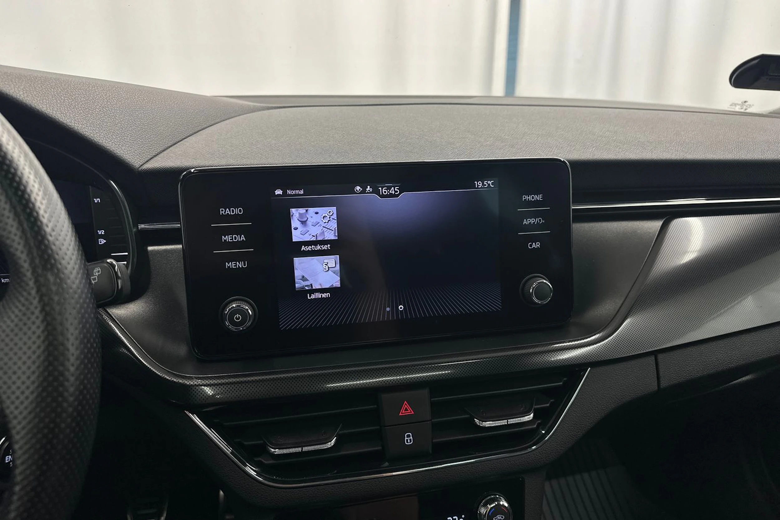 harmaa Skoda Scala 2021 kuva 18.