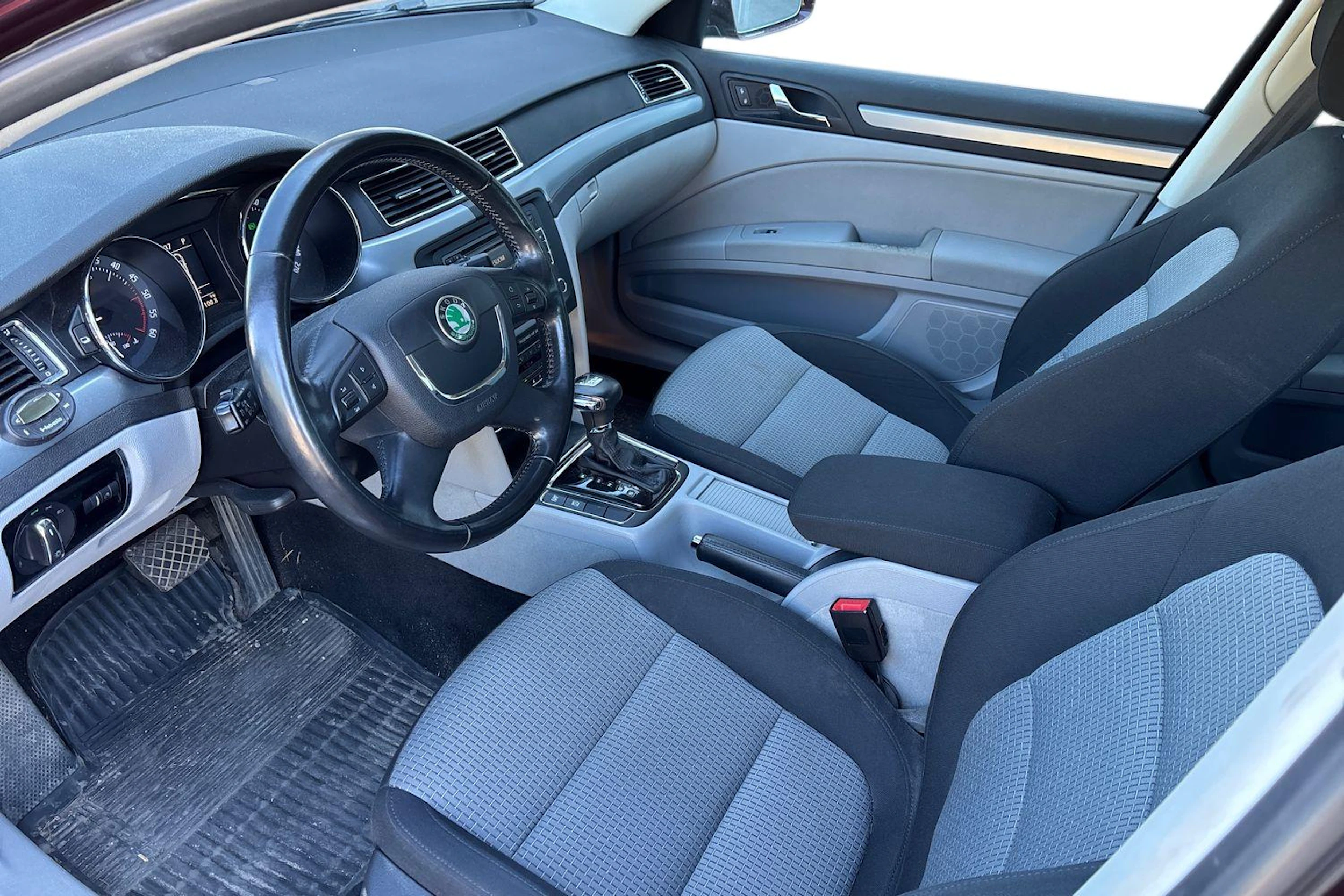 punainen Skoda Superb 2008 kuva 3.