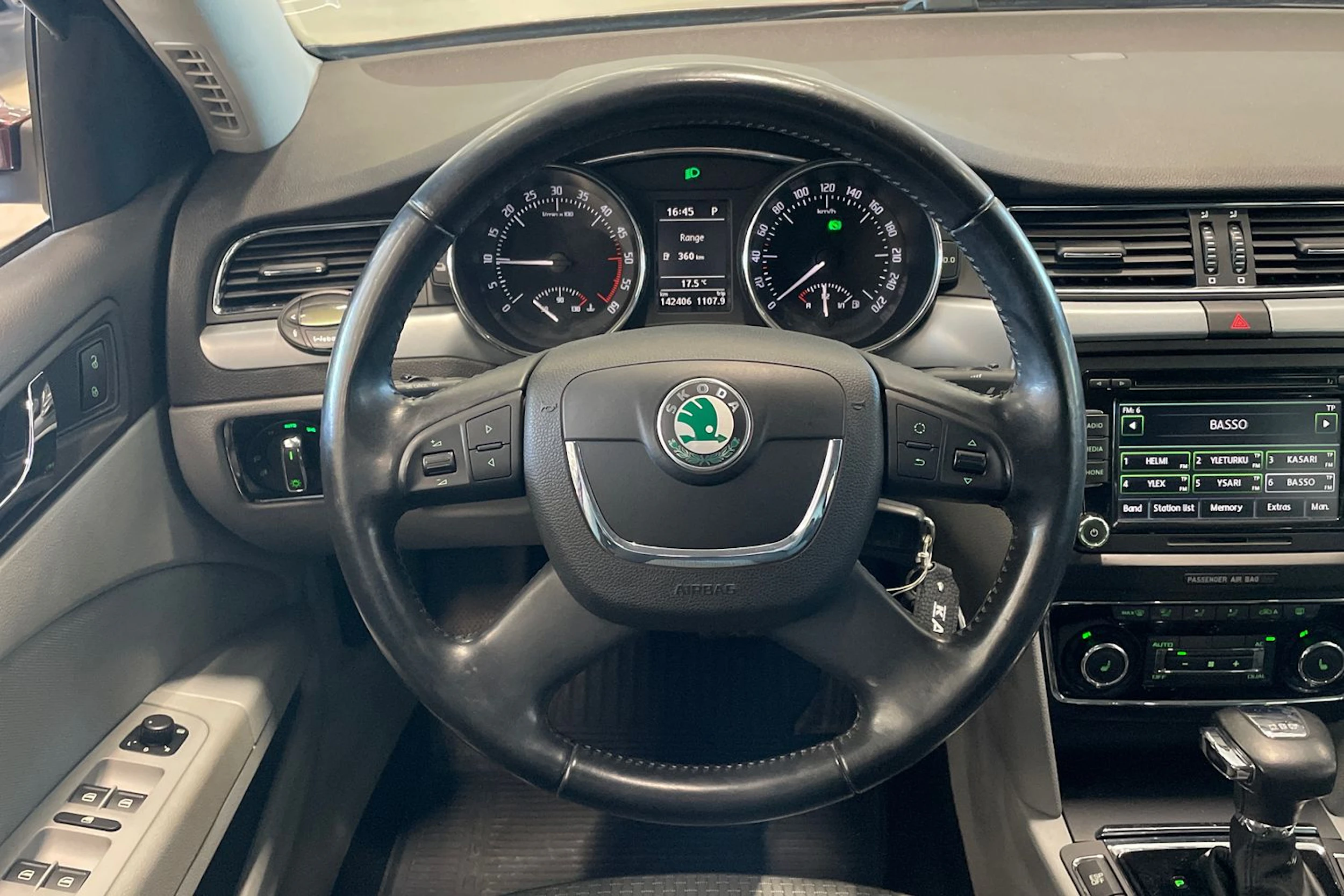 punainen Skoda Superb 2009 kuva 16.