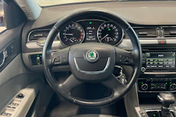 punainen Skoda Superb 2009 kuva 16.