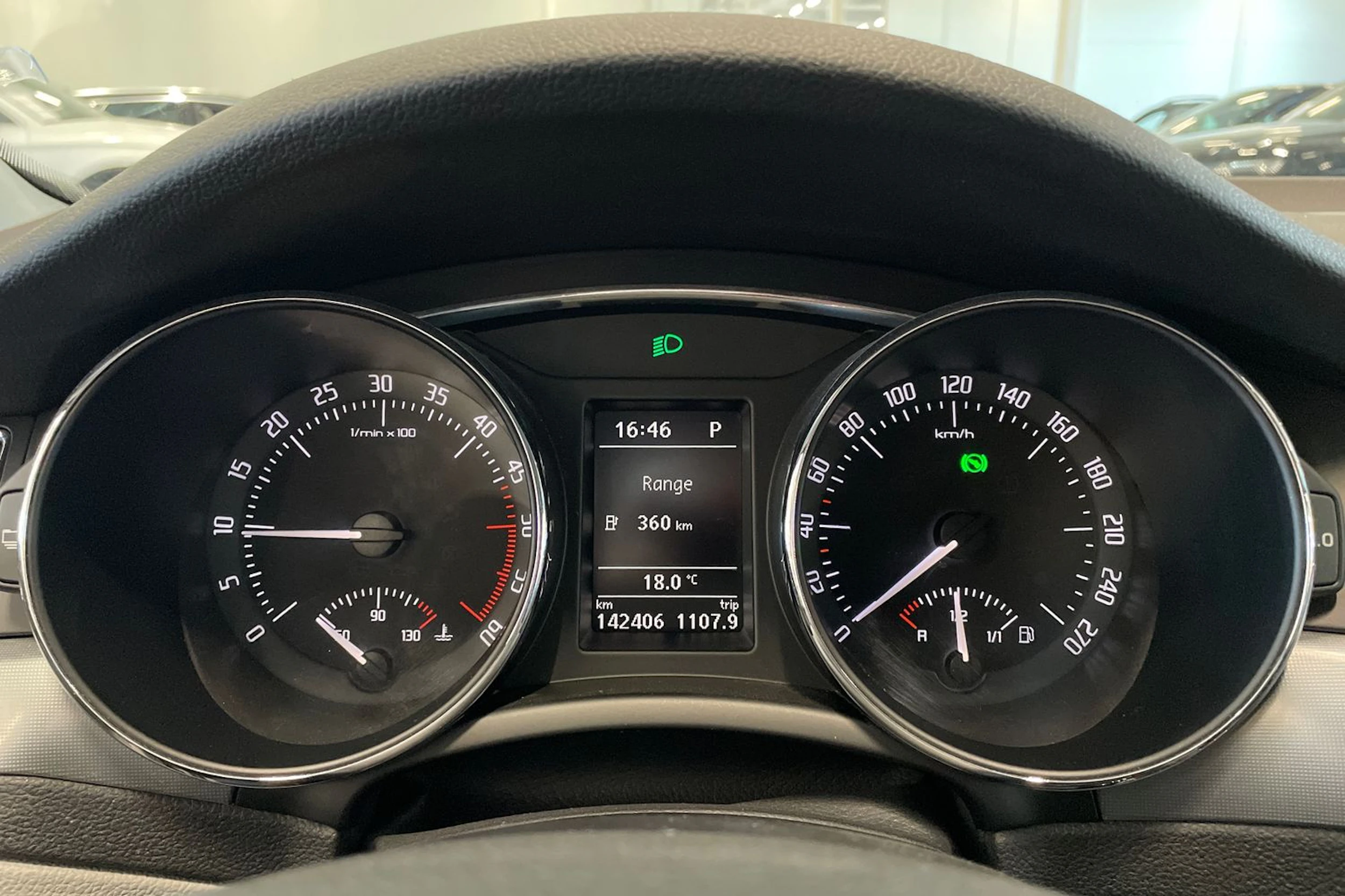 punainen Skoda Superb 2009 kuva 17.