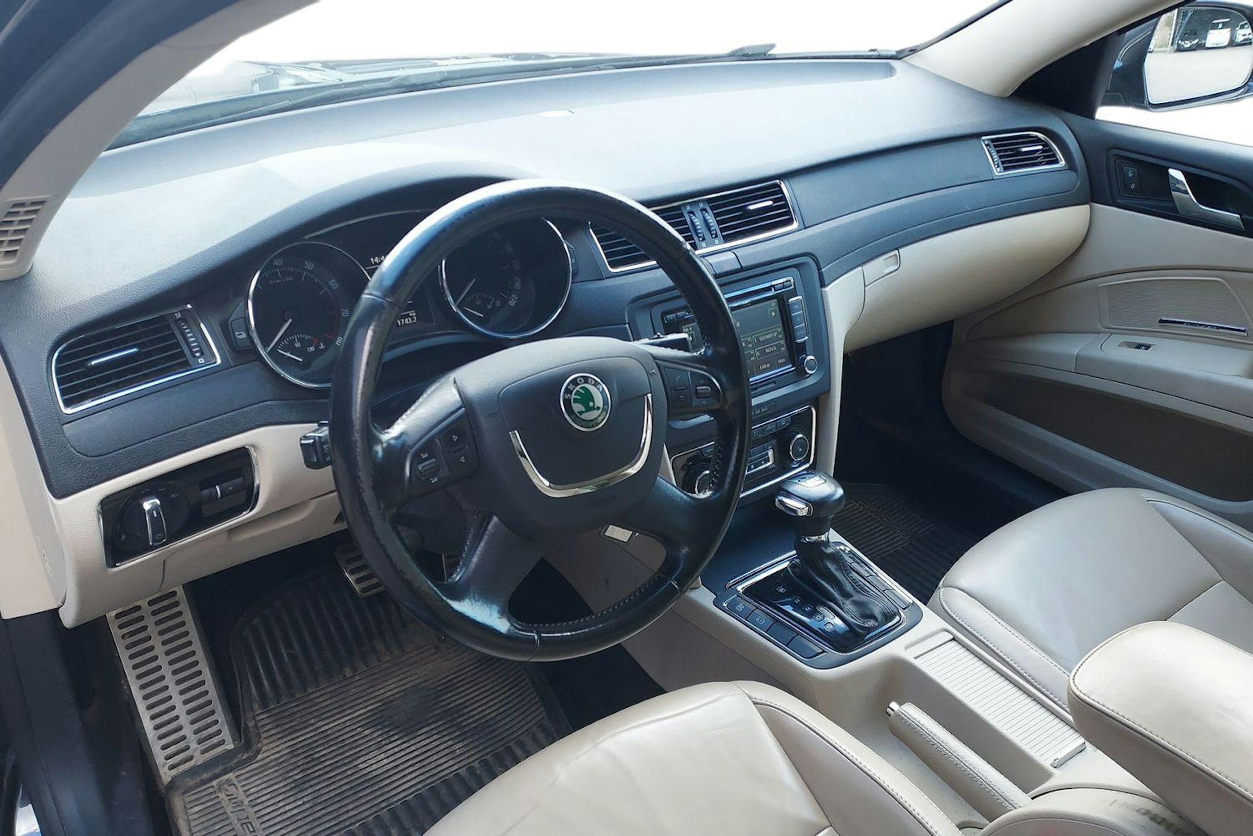 musta Skoda Superb 2009 kuva 3.